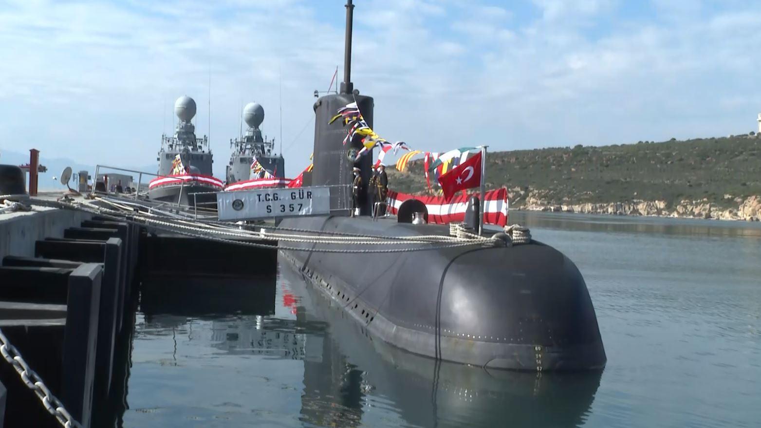 Bakan Akardan TCG Gür denizaltısına ziyaret