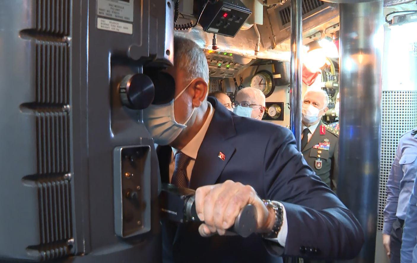 Bakan Akardan TCG Gür denizaltısına ziyaret