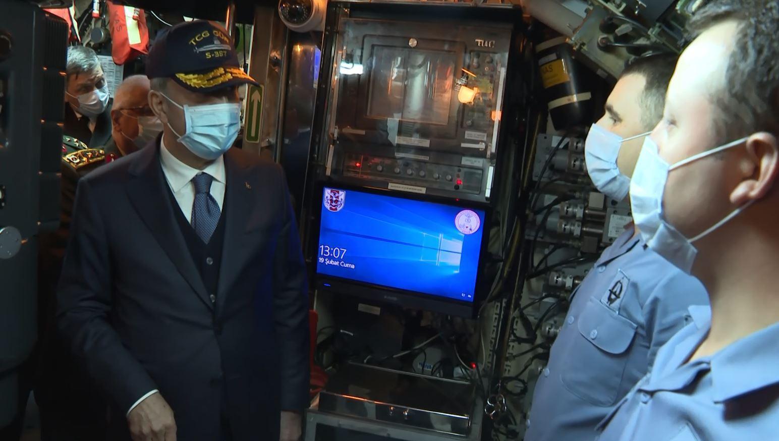 Bakan Akardan TCG Gür denizaltısına ziyaret