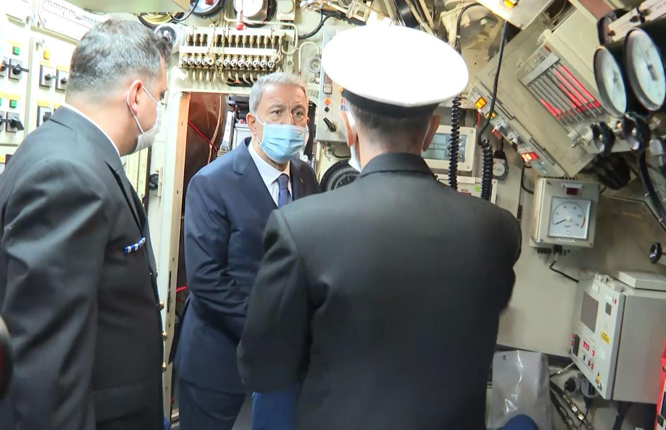 Bakan Akardan TCG Gür denizaltısına ziyaret