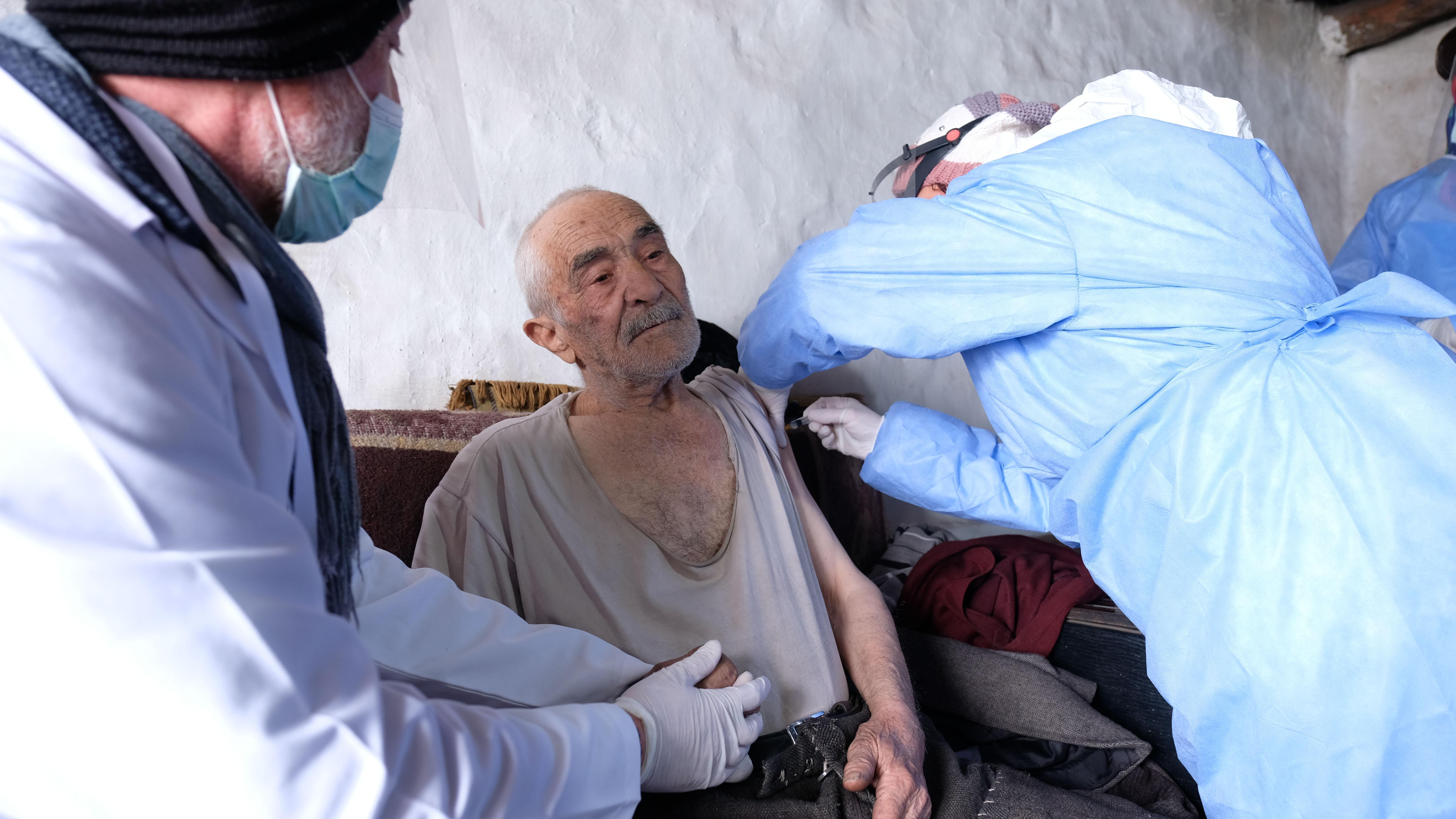 Sağlıkçıların karla kaplı Toros Dağı eteklerindeki zorlu aşı mesaisi