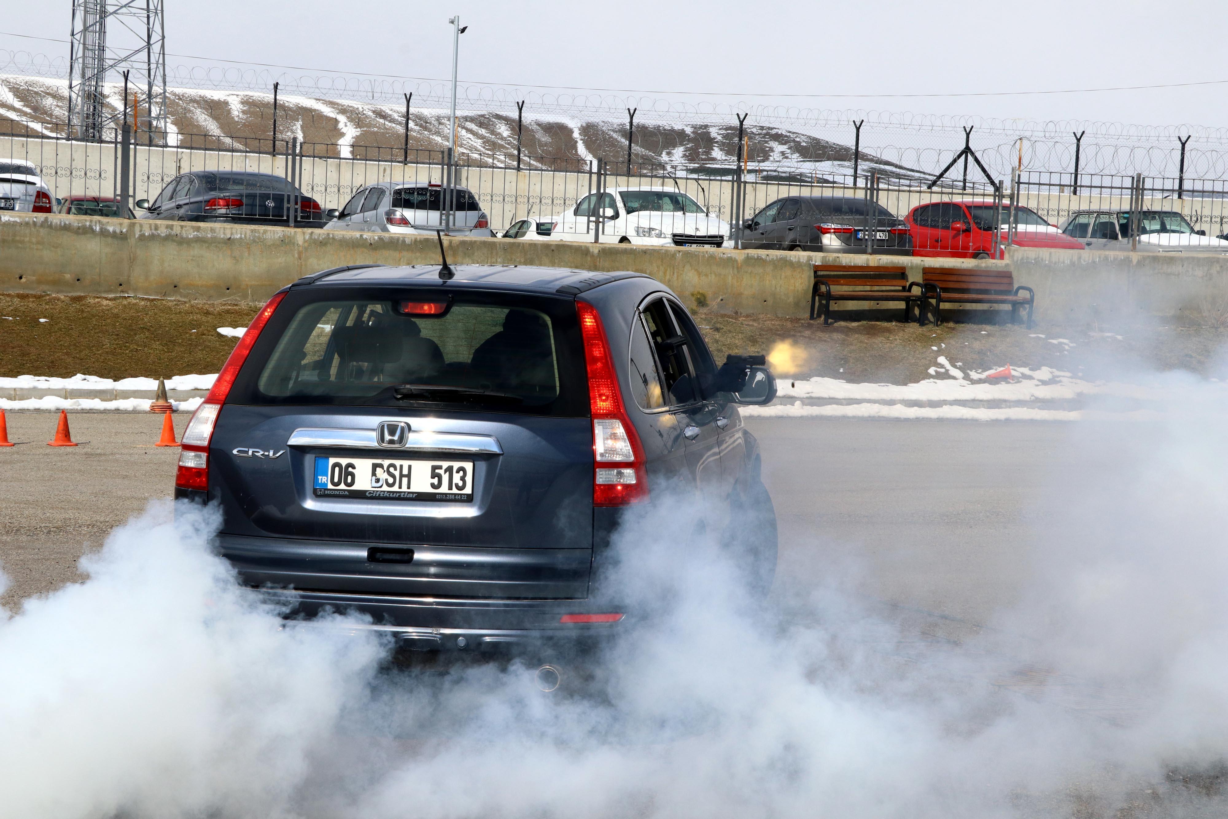 Korumaların film sahnelerini aratmayan zorlu eğitimi