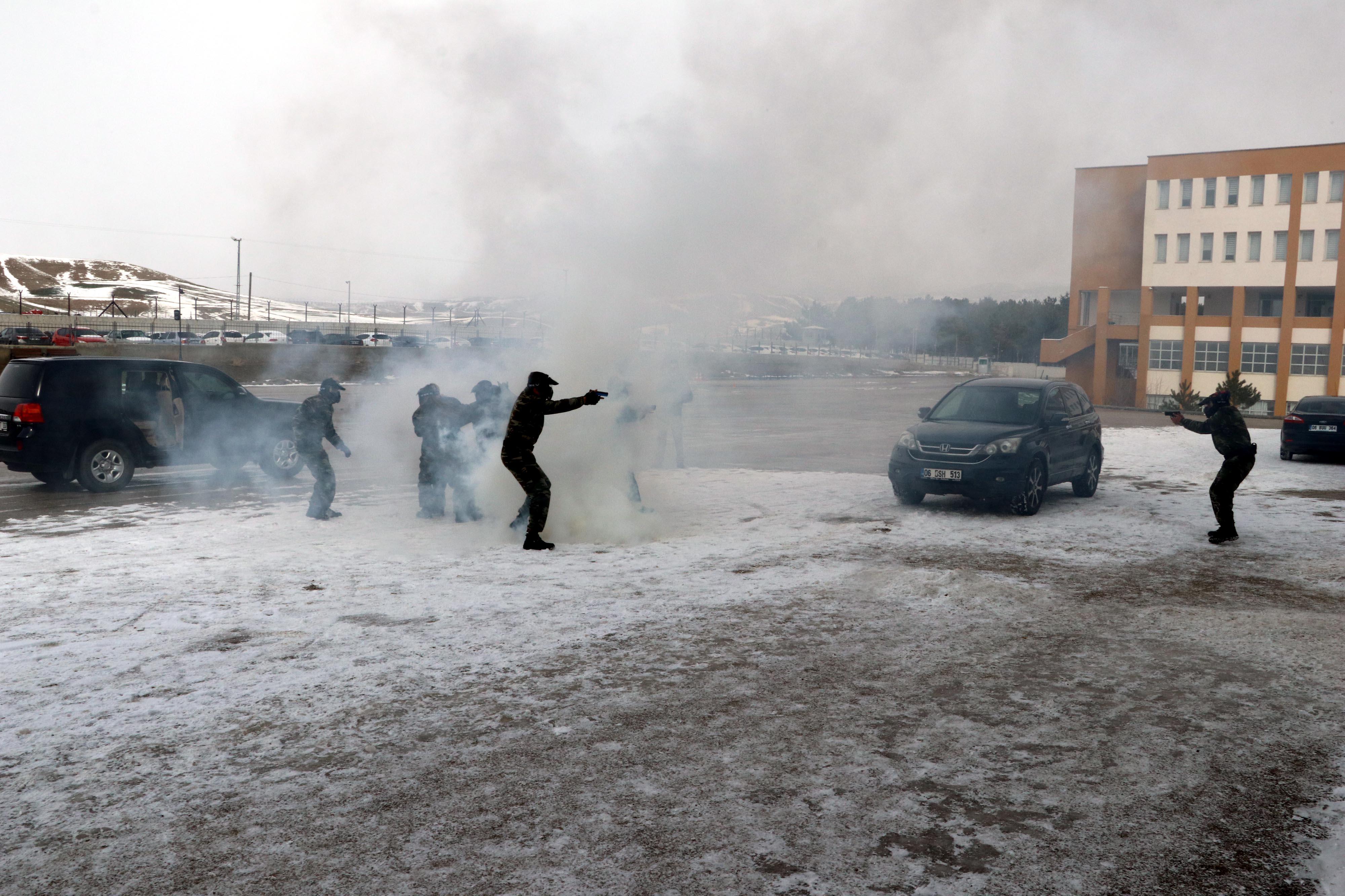 Korumaların film sahnelerini aratmayan zorlu eğitimi
