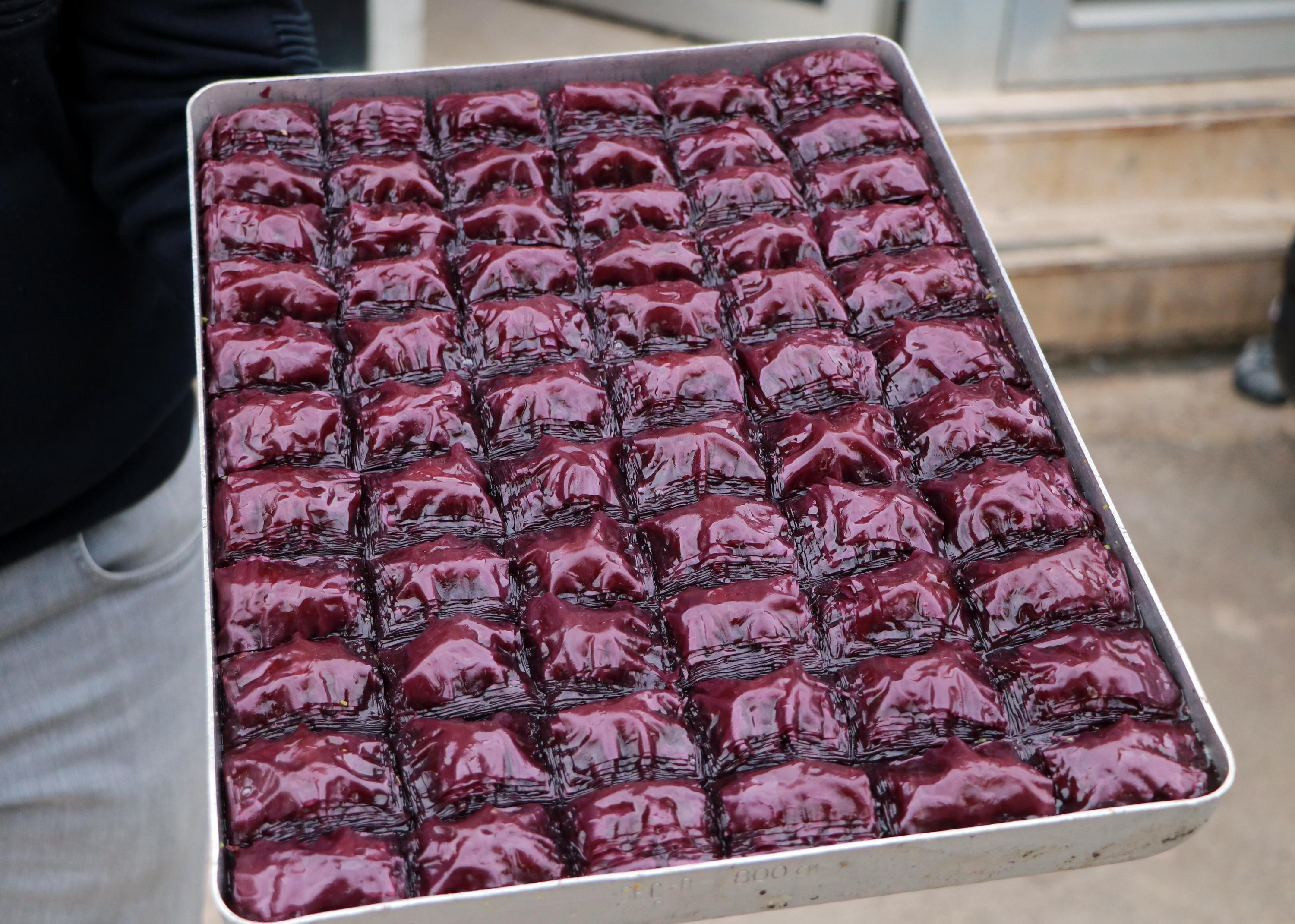 Mor baklava üretti, siparişlere yetişemiyor