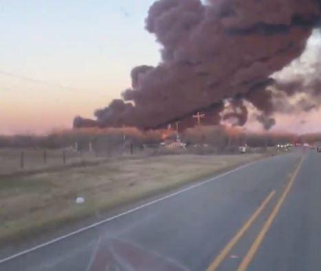 Teksas’ta tren, yakıt yüklü tankerlere çarptı
