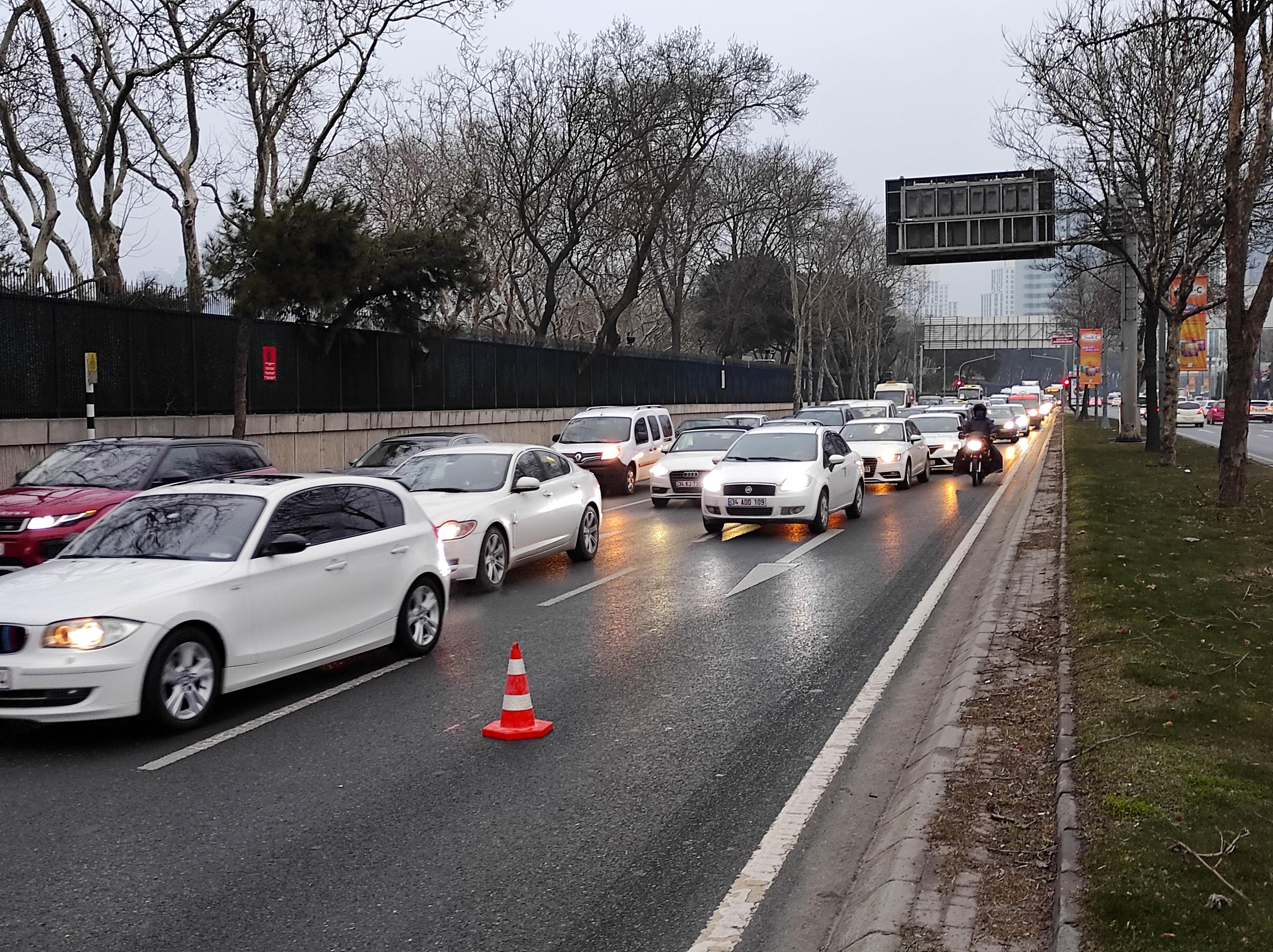 Maslakta trafiği kilitleyen kaza