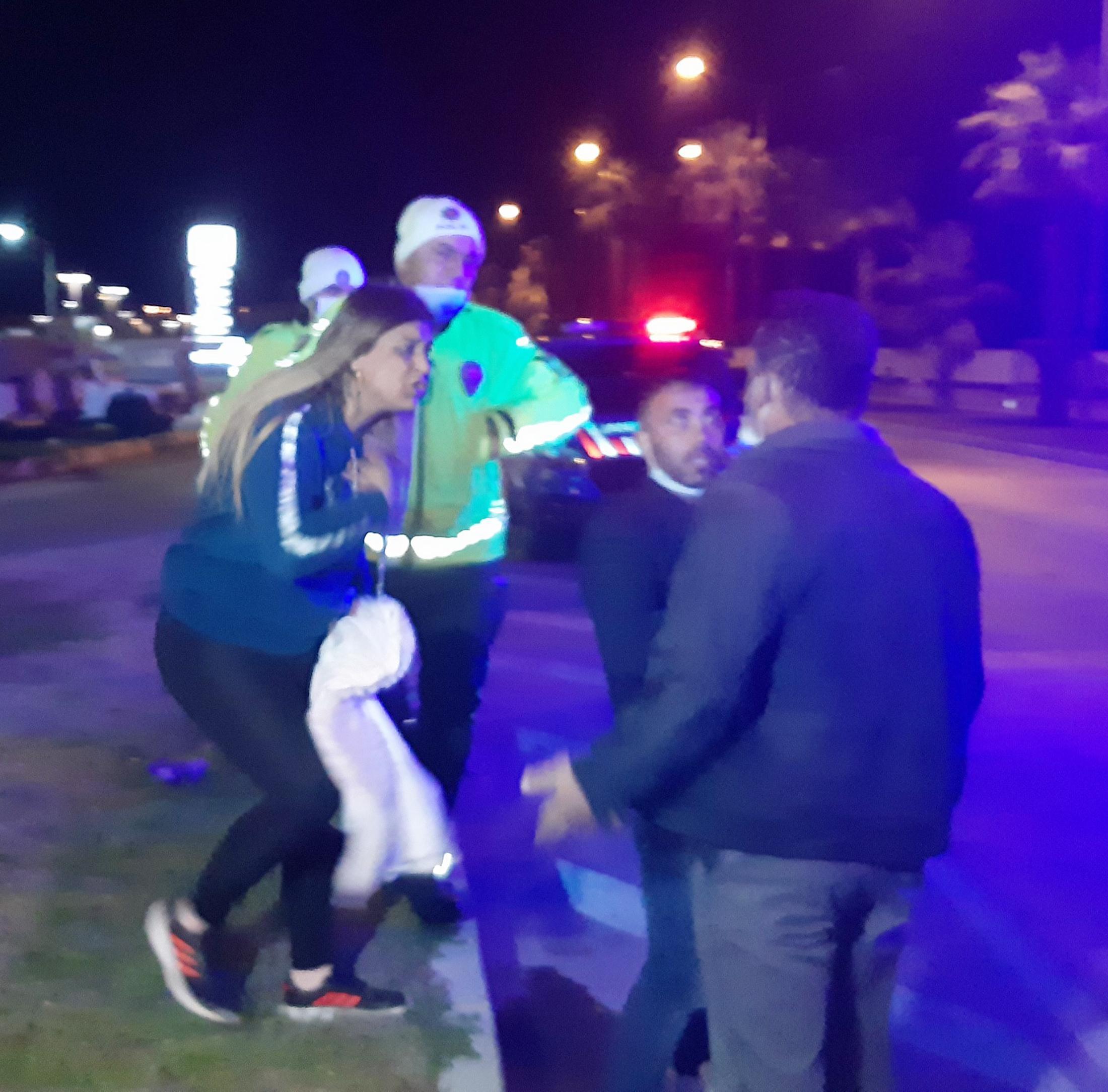 Kazadan sonra sürücü ve gazetecilere saldırıp, çocuklarını yere atıp öldürmekle tehdit ettiler