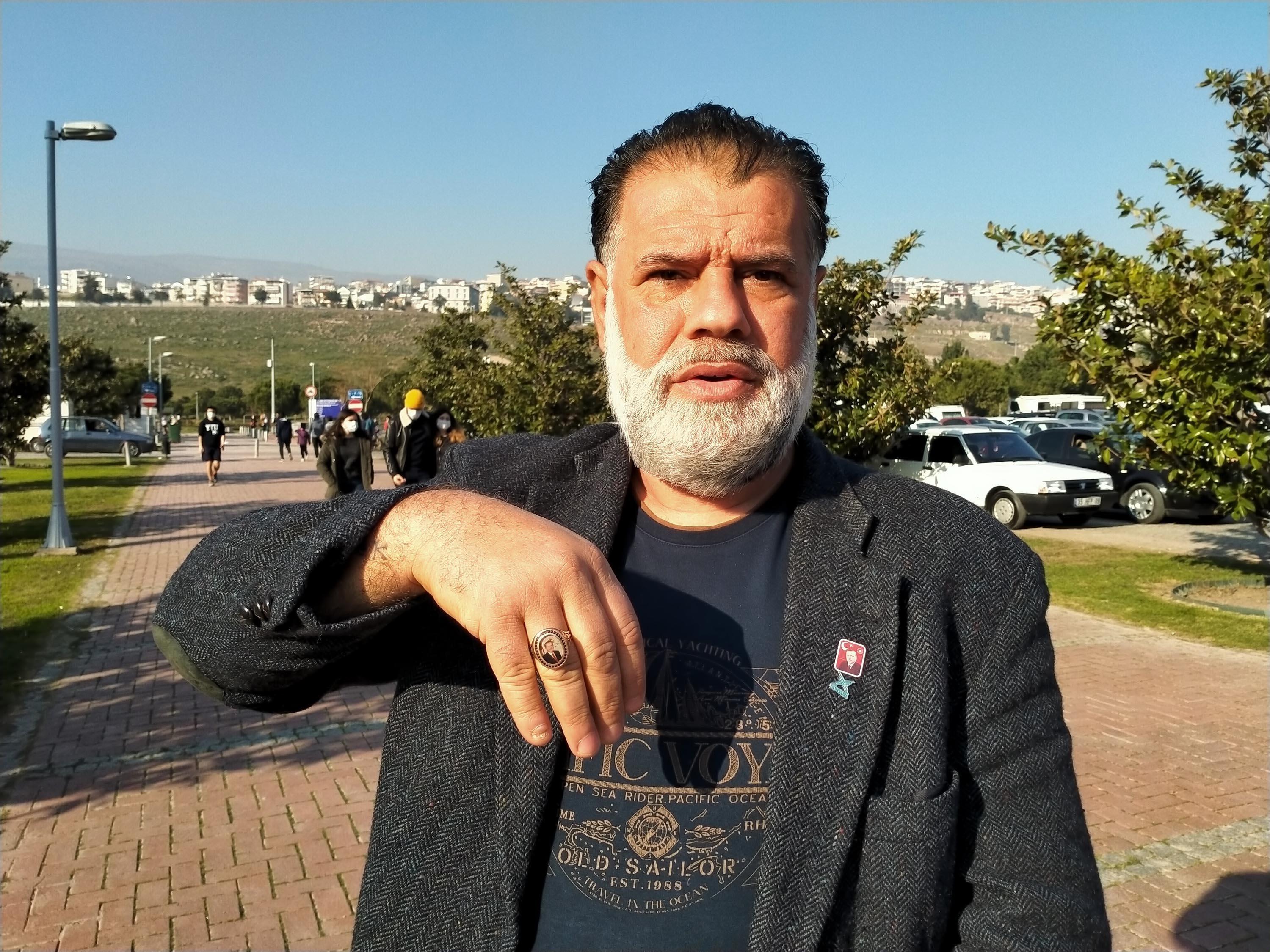 İzmirde Cumhurbaşkanı Erdoğana sevgisini yüzüğünü öperek gösterdi; Sevgi gösterimi karaladılar