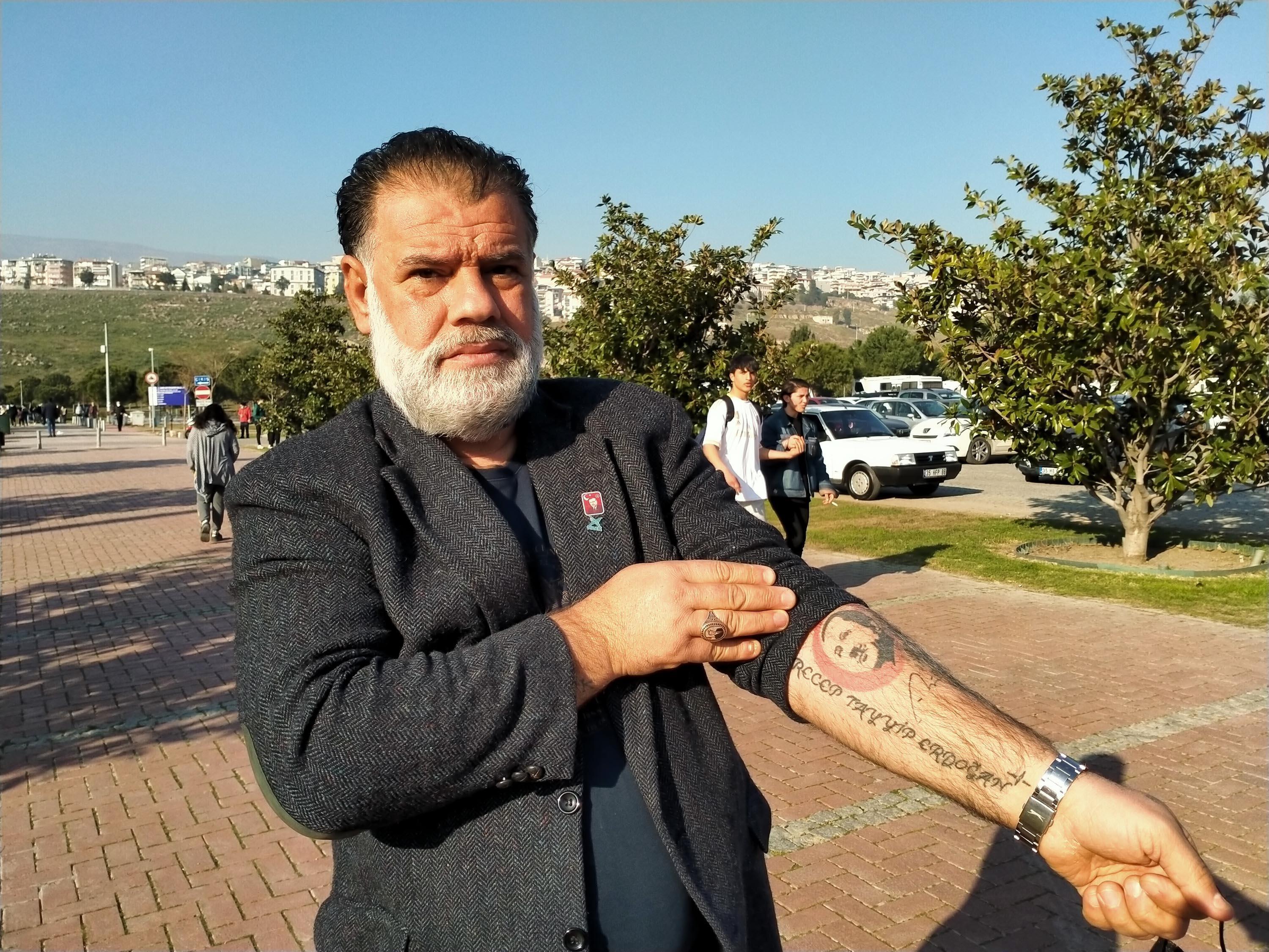 İzmirde Cumhurbaşkanı Erdoğana sevgisini yüzüğünü öperek gösterdi; Sevgi gösterimi karaladılar