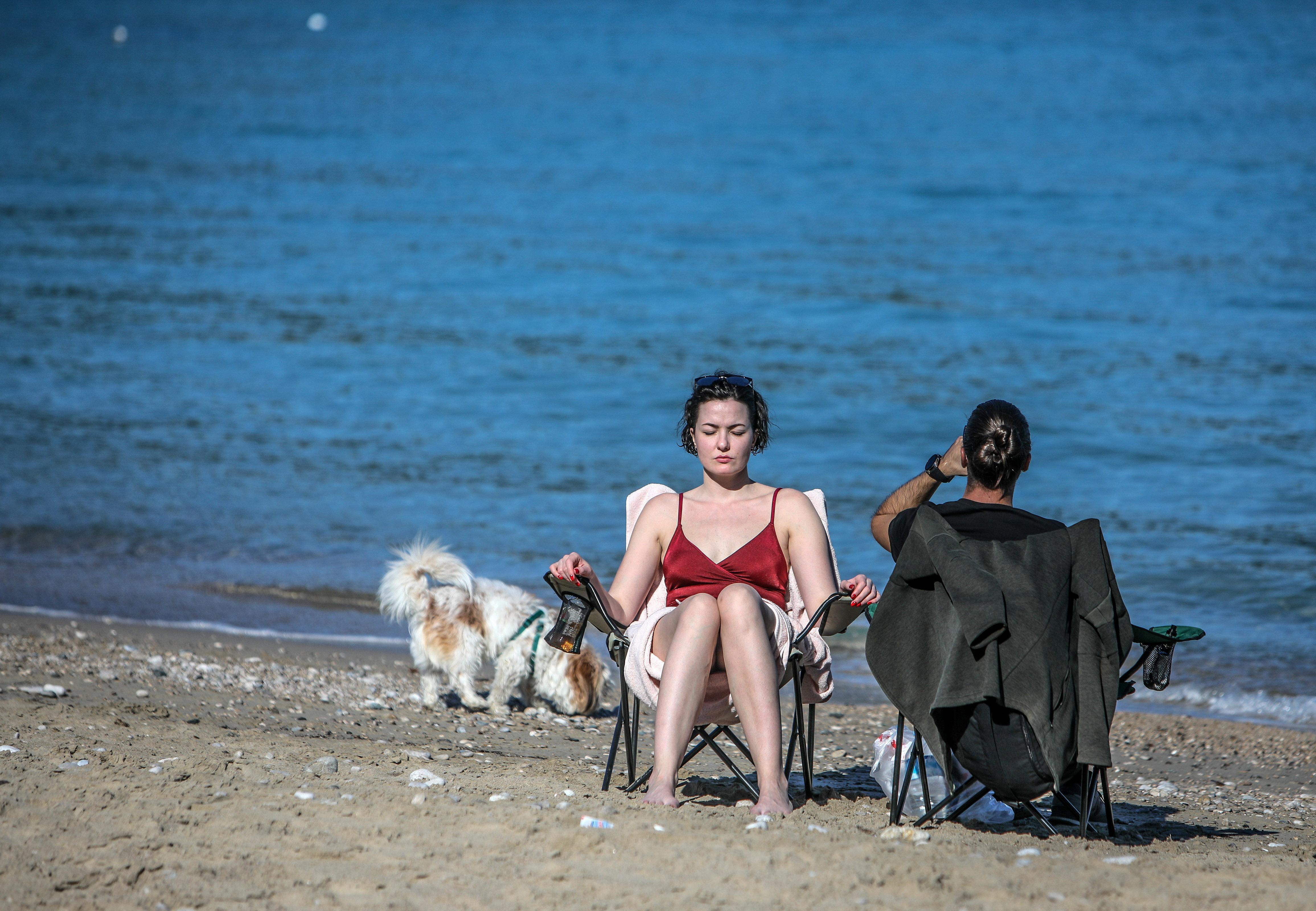 Antalyada şubat ayının en sıcak gününü sahilde geçirdiler