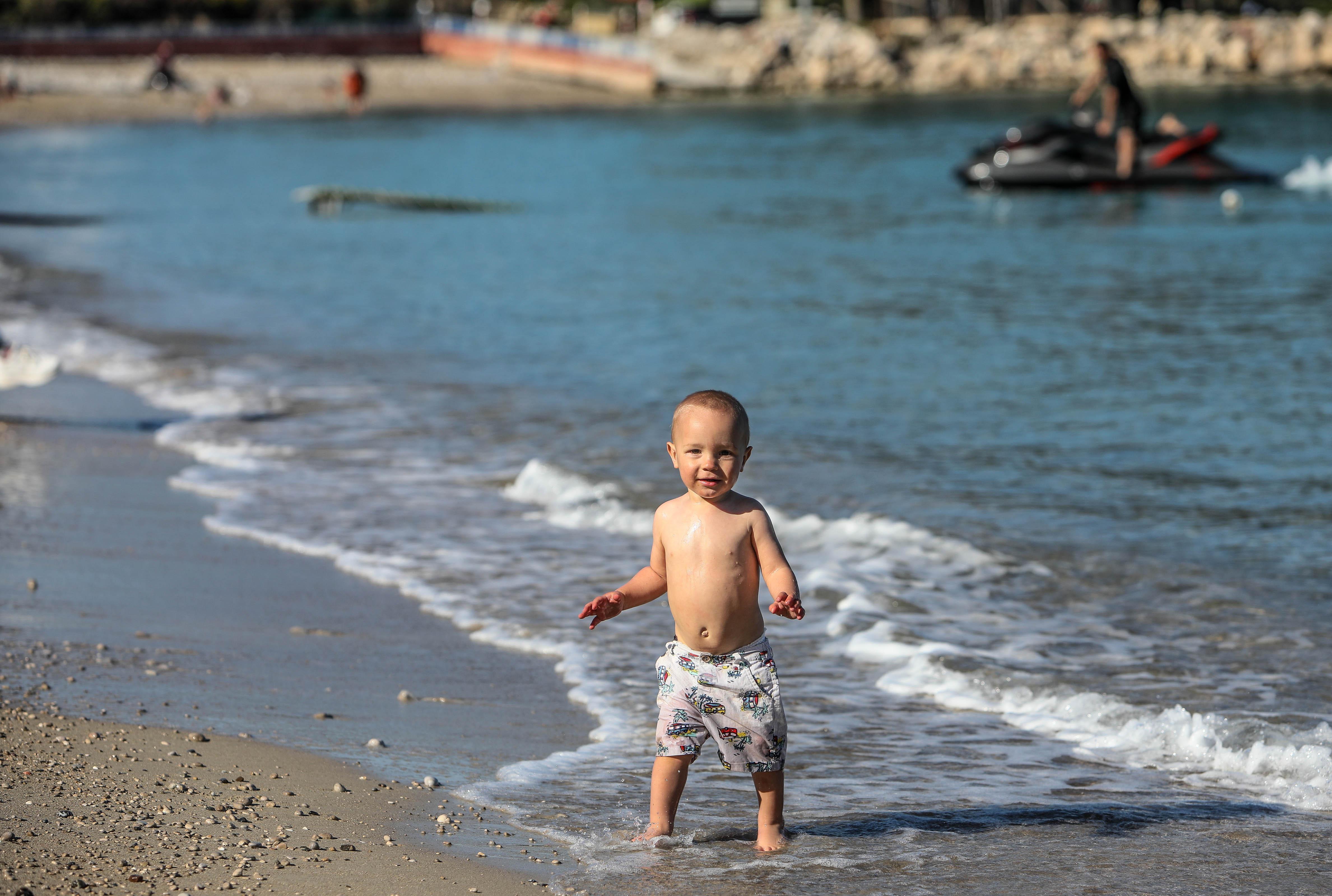 Antalyada şubat ayının en sıcak gününü sahilde geçirdiler