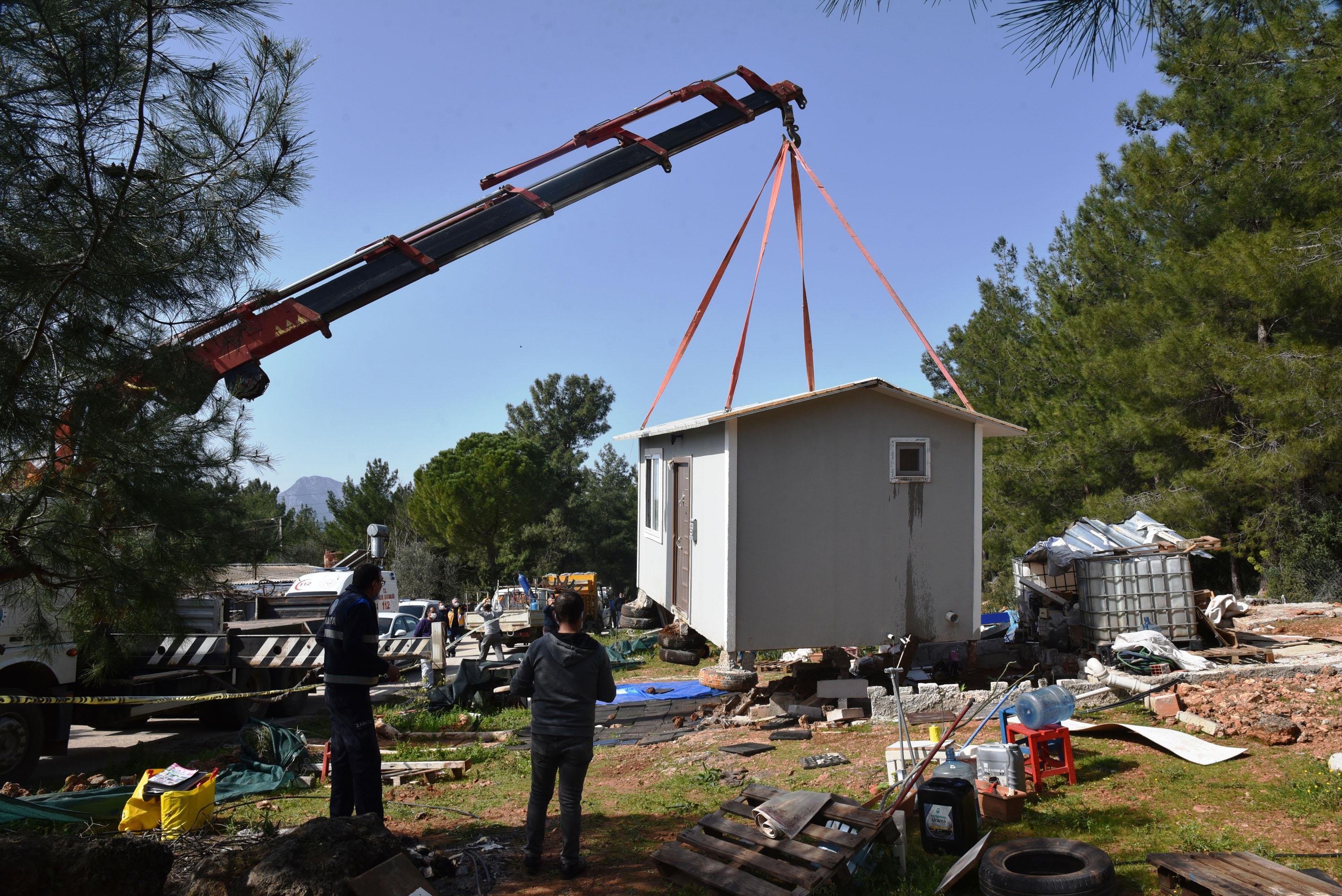 Hazine arazisindeki prefabrik evini yıktırmamak için kendini eve kapattı