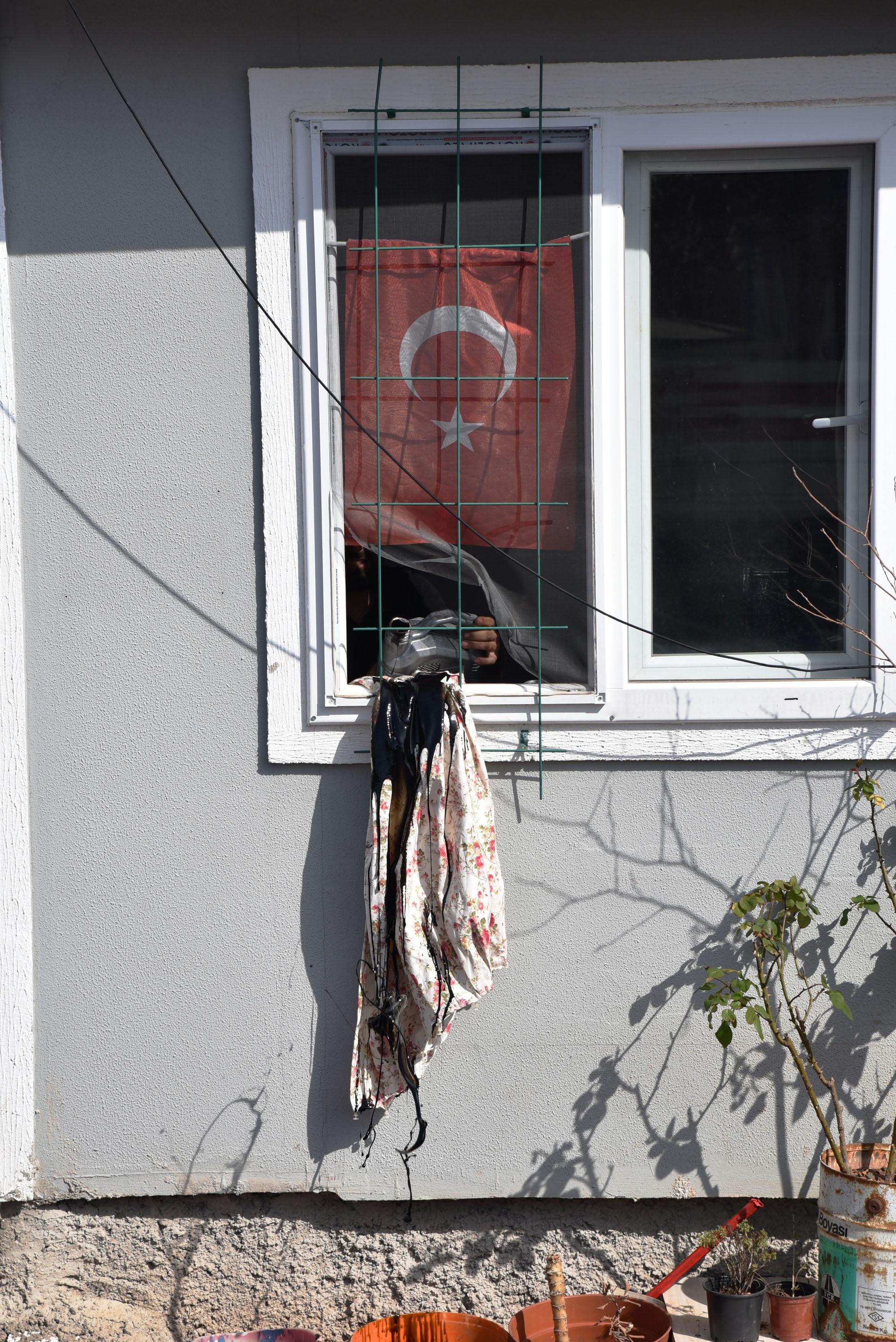 Hazine arazisindeki prefabrik evini yıktırmamak için kendini eve kapattı