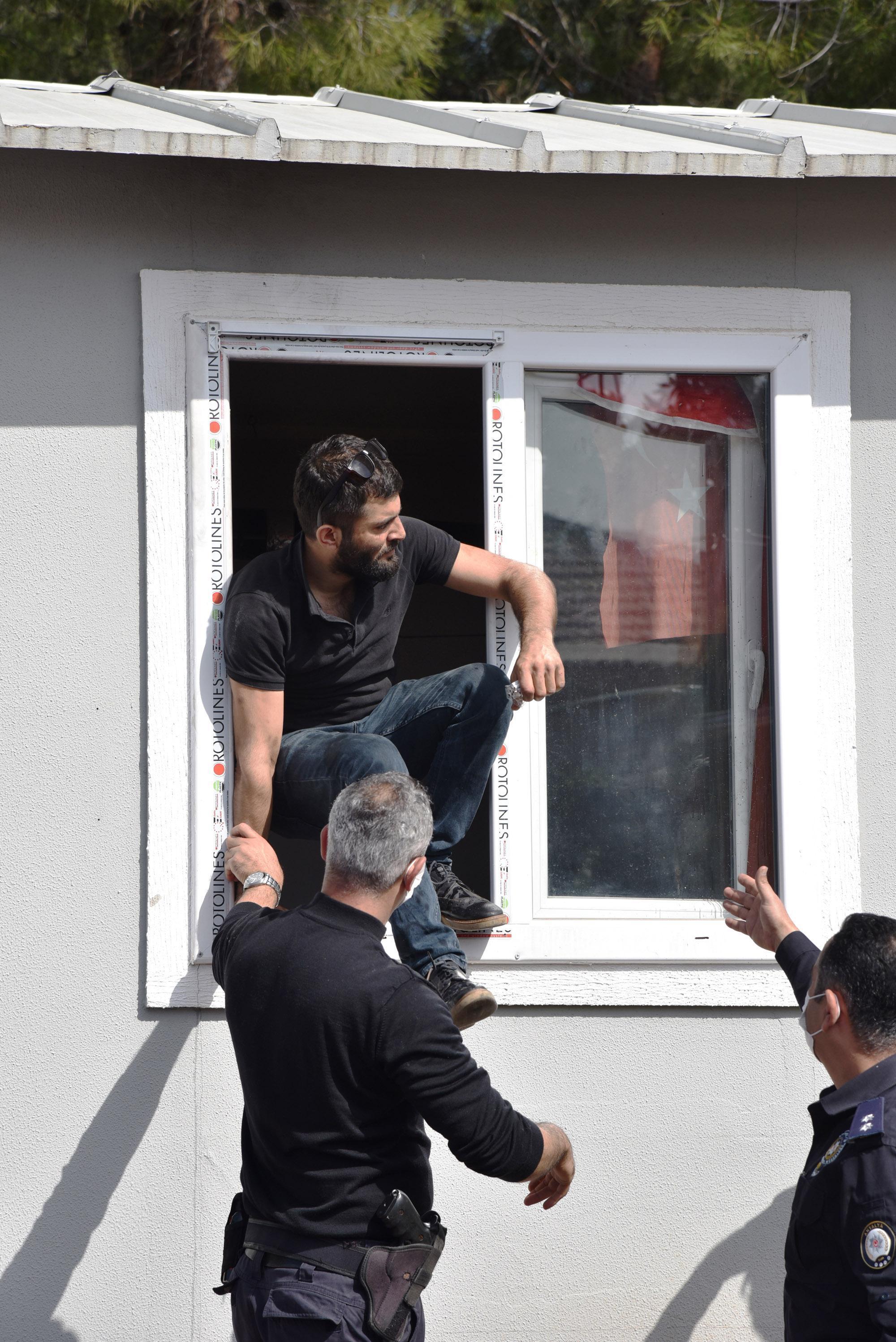 Hazine arazisindeki prefabrik evini yıktırmamak için kendini eve kapattı