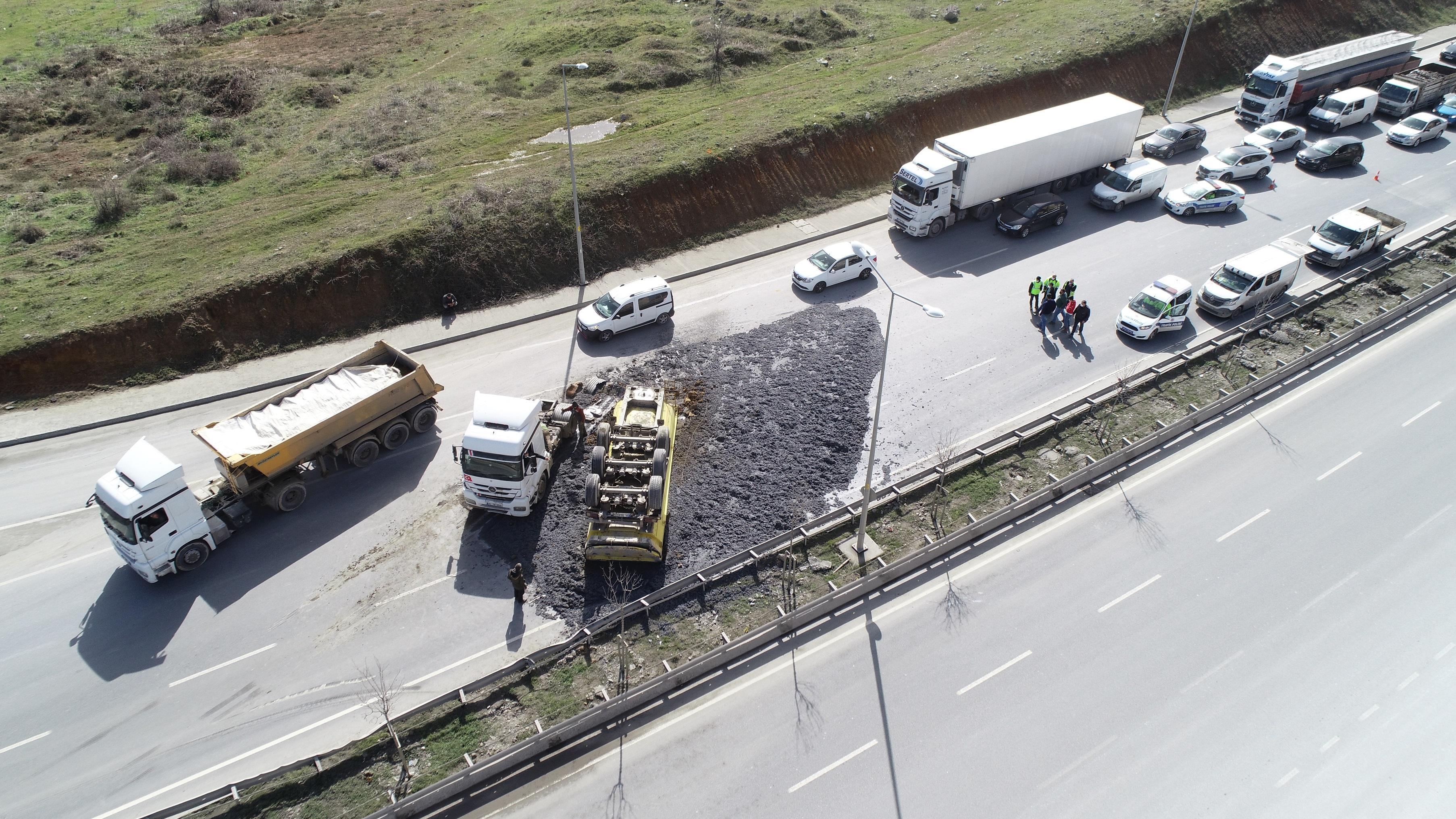 Başakşehirde hafriyat kamyonu dorsesi ters döndü; tonlarca hafriyat yola saçıldı