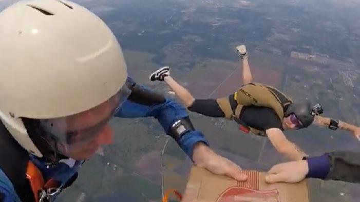 ABD’de paraşütçülerden 4 bin 267 metre yükseklikte pizza keyfi