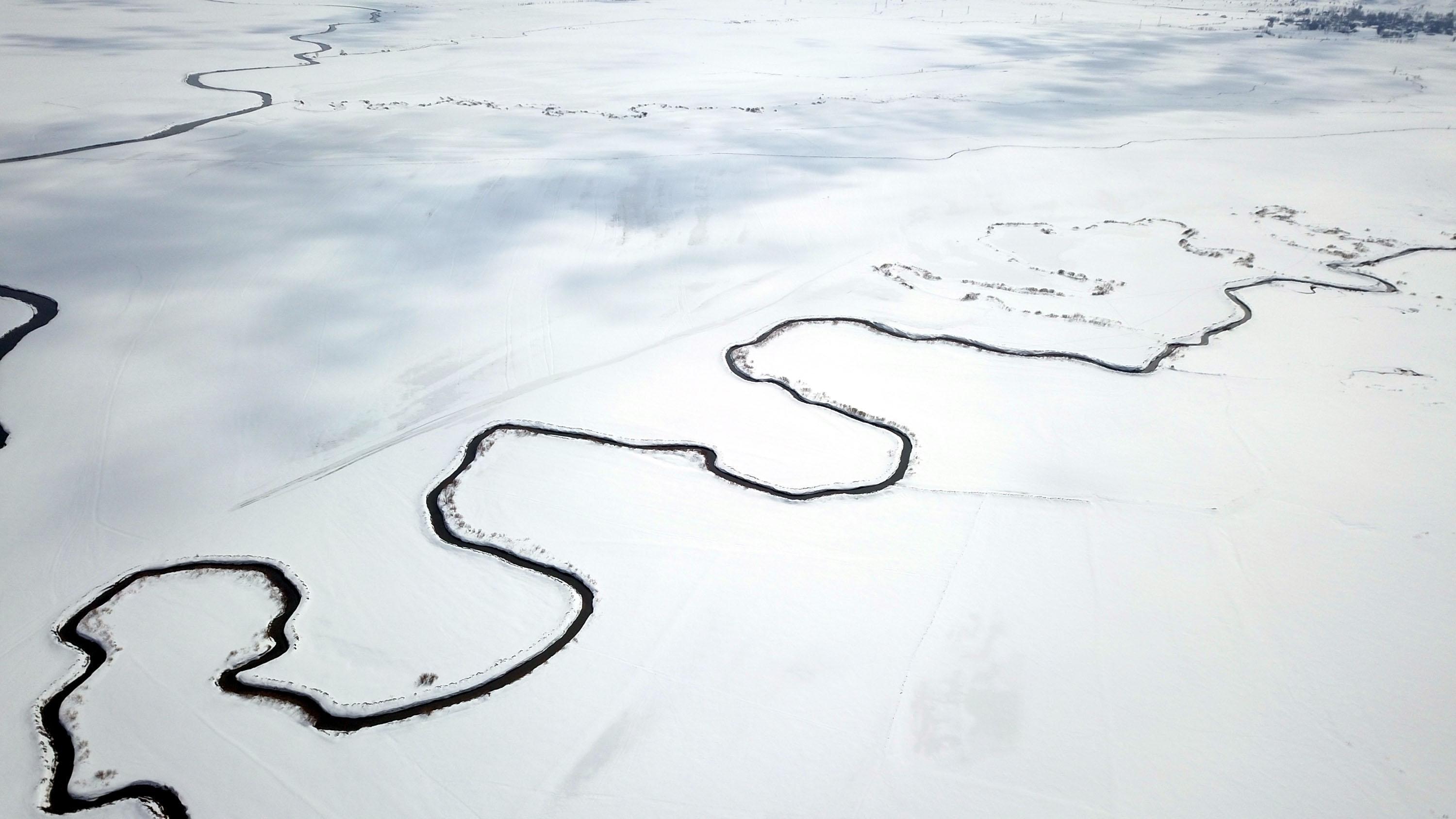 Yüksekova’da buz tutan dereler çözüldü, menderesler havadan görüntülendi