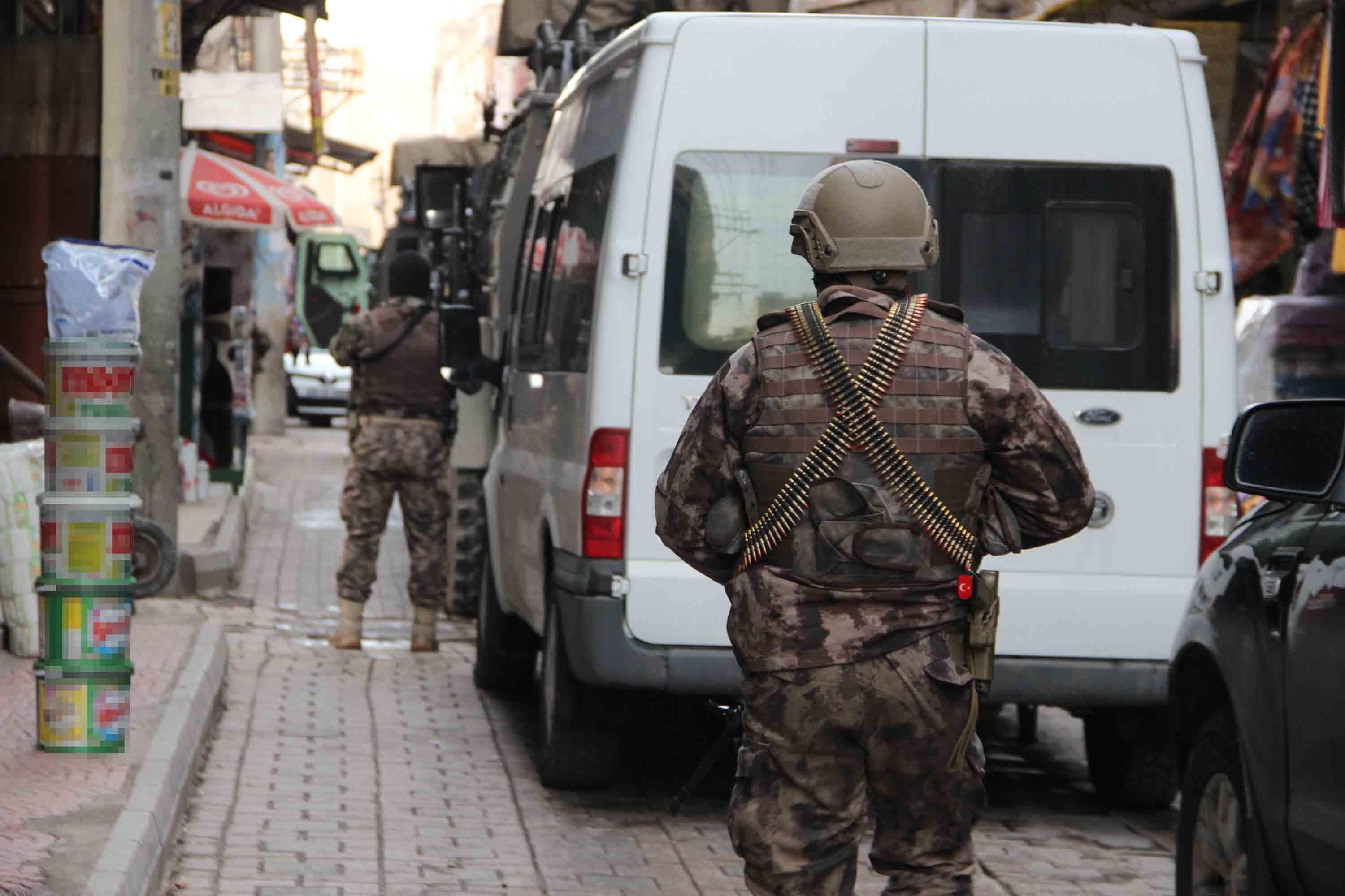 Diyarbakırda terör operasyonu; HDPli vekilin babası dahil 14 kişi gözaltında