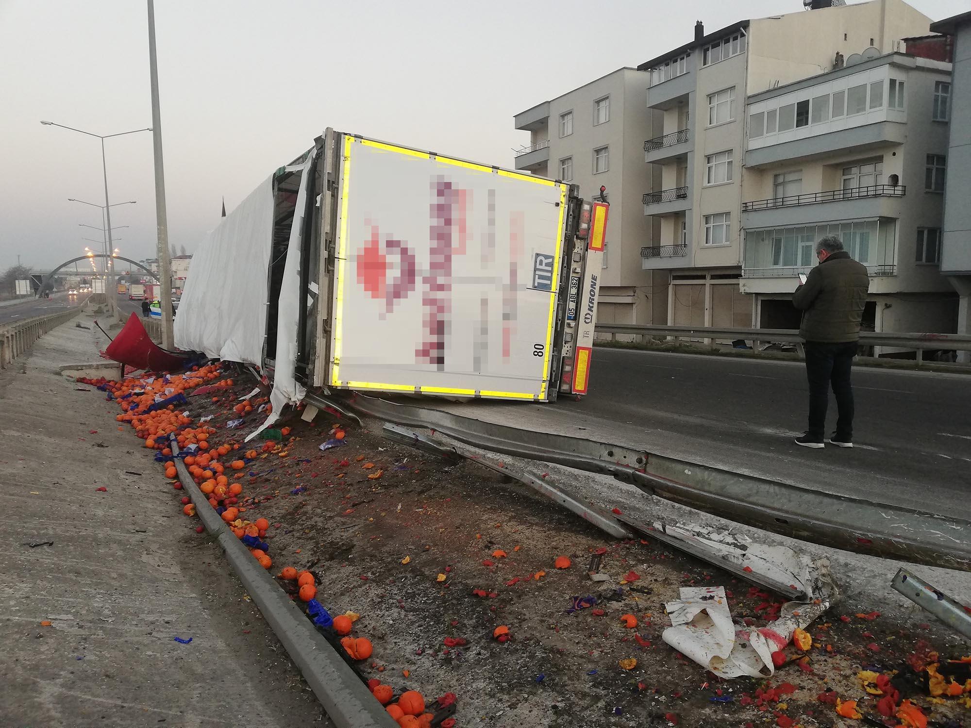 Orduda TIR devrildi, sebze- meyveler yola saçıldı