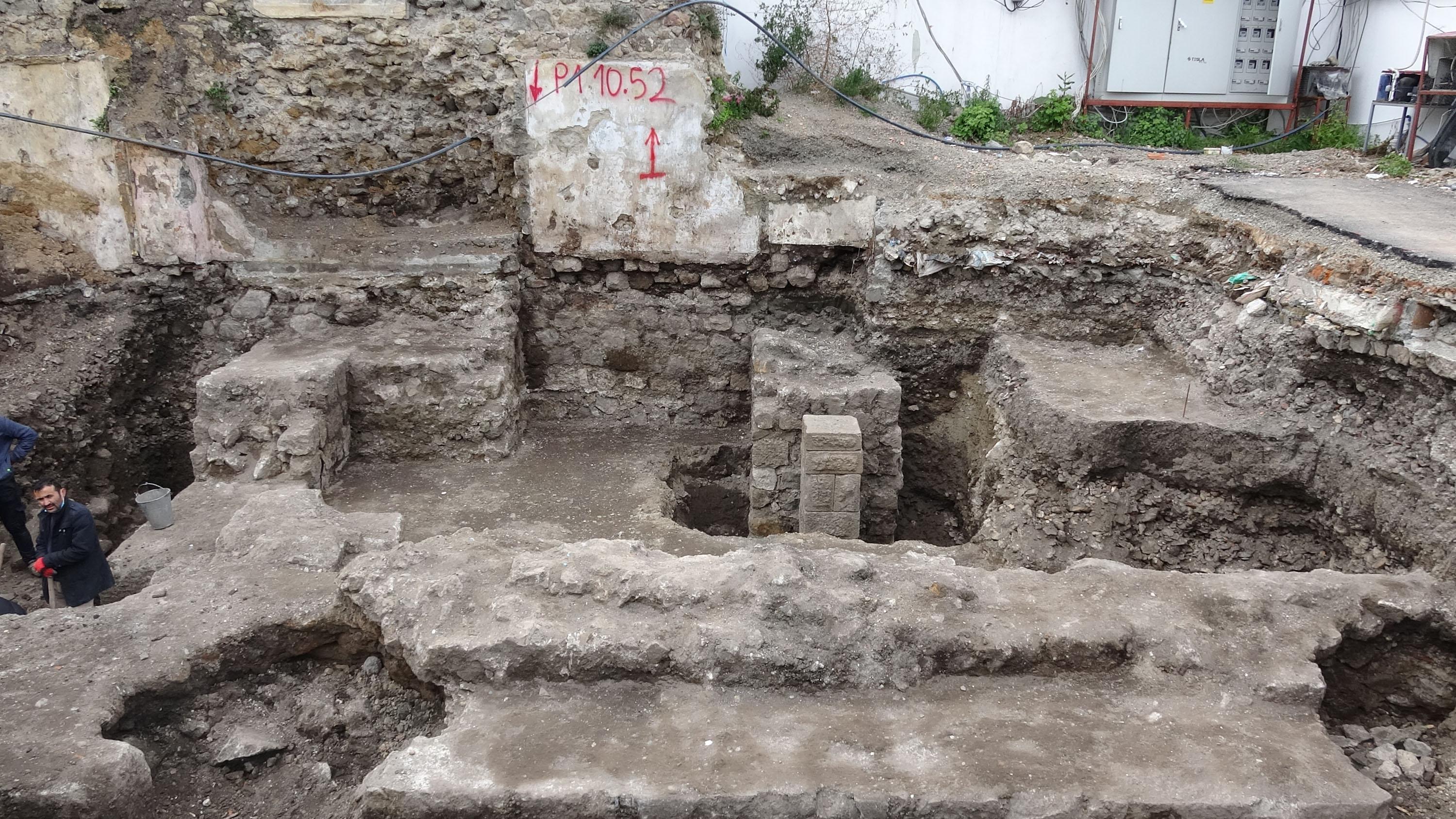 Otopark kazısında, Roma ve Bizans dönemlerine ait duvar kalıntıları bulundu