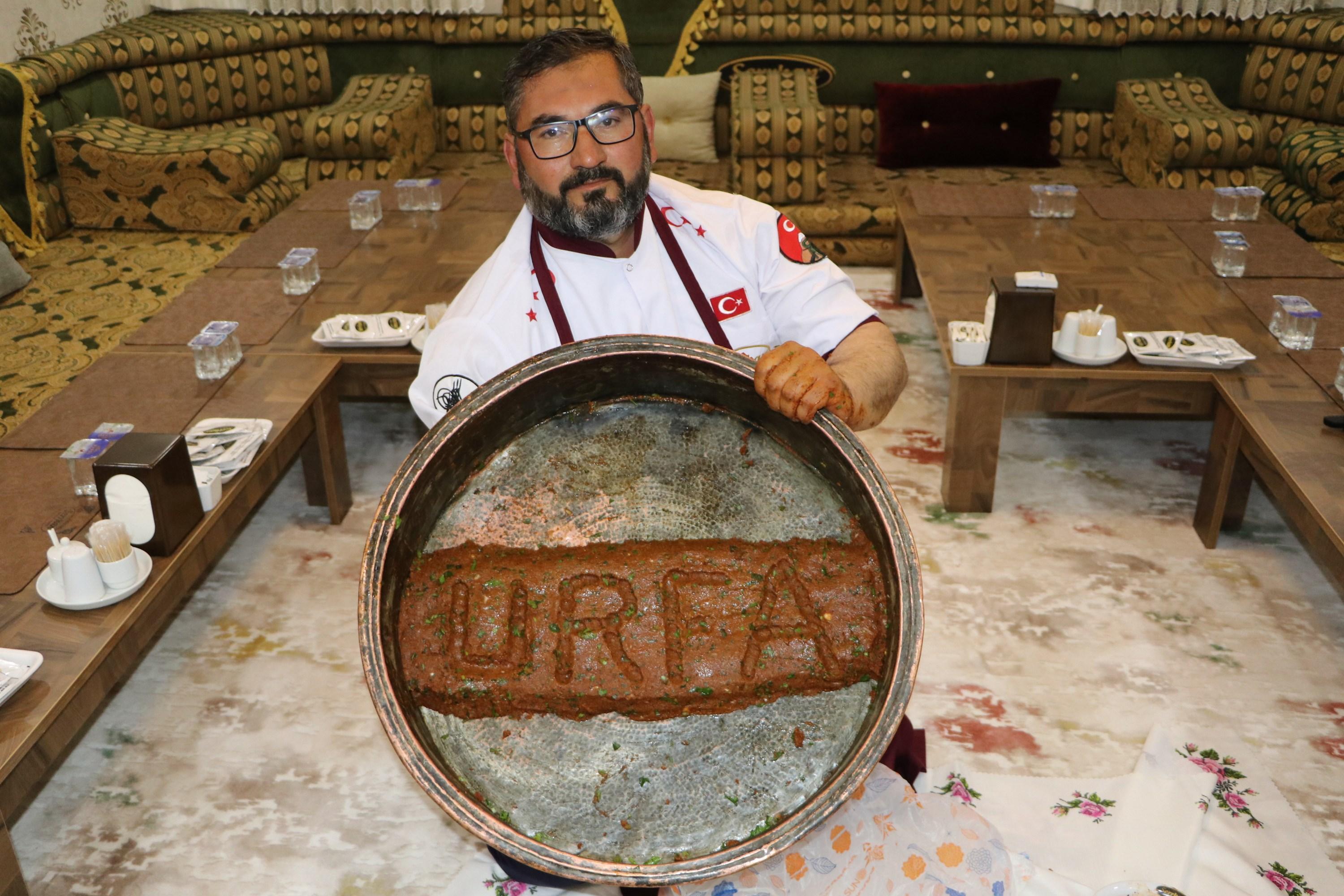 Afyonda saldırıya uğrayan çiğ köfteciye Şanlıurfalı meslektaşlarından destek