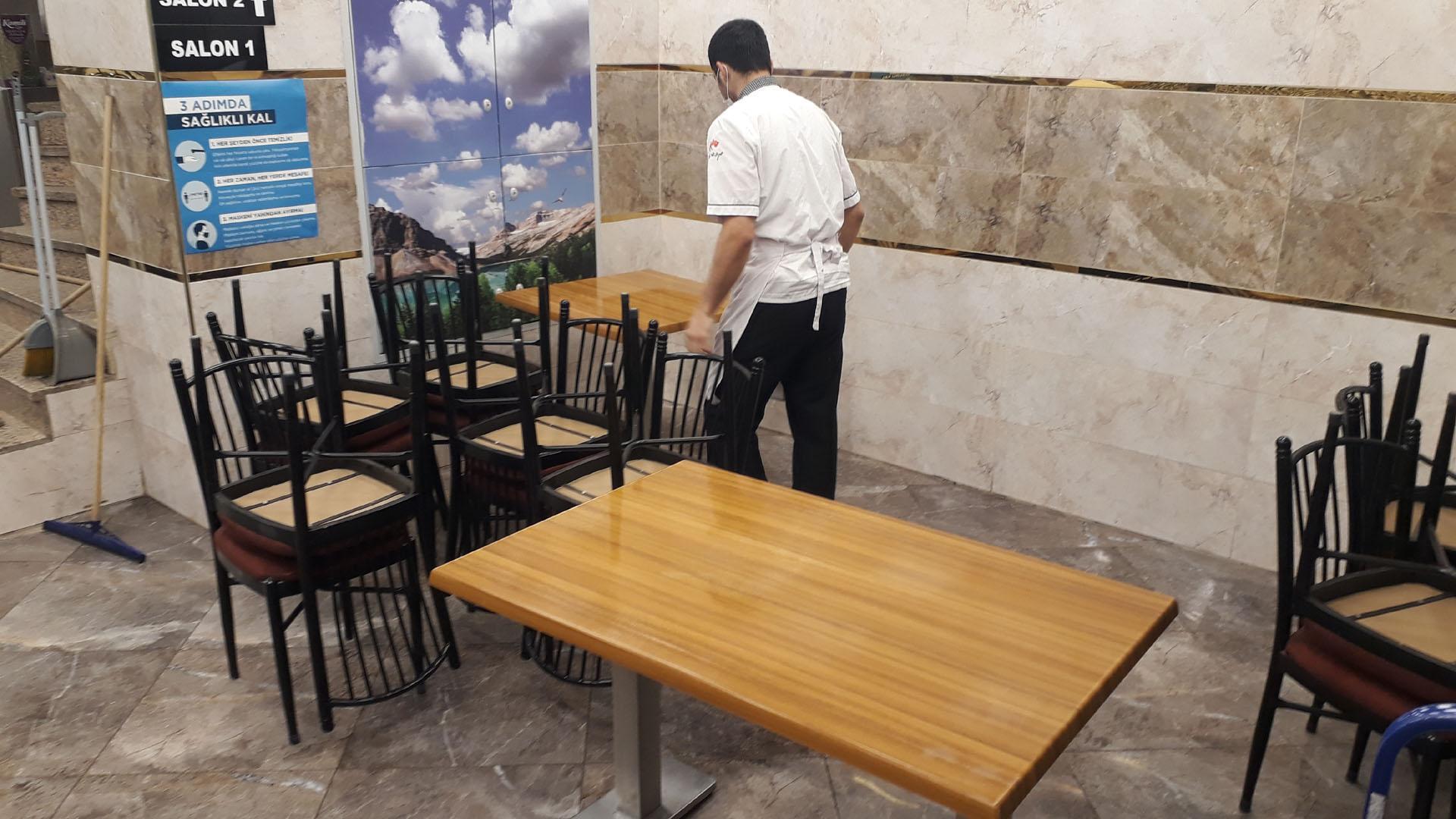 İstanbulda kafe ve restoranlar ilk müşterilerini aldı