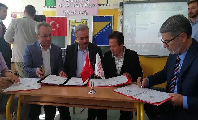 İlk Türkçe Boşnakça sözlük makbul-i arif yeniden basılarak Bosna-Hersek Tuzla Belediyesine hediye edildi