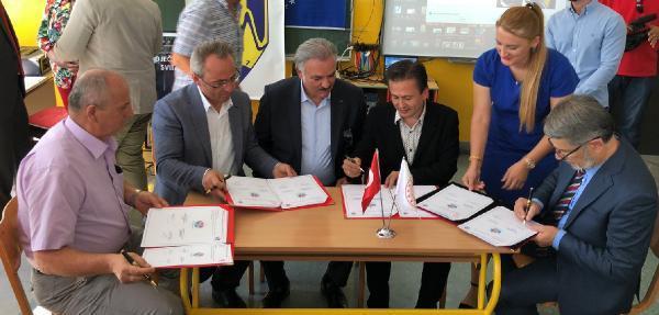 İlk Türkçe Boşnakça sözlük makbul-i arif yeniden basılarak Bosna-Hersek Tuzla Belediyesine hediye edildi