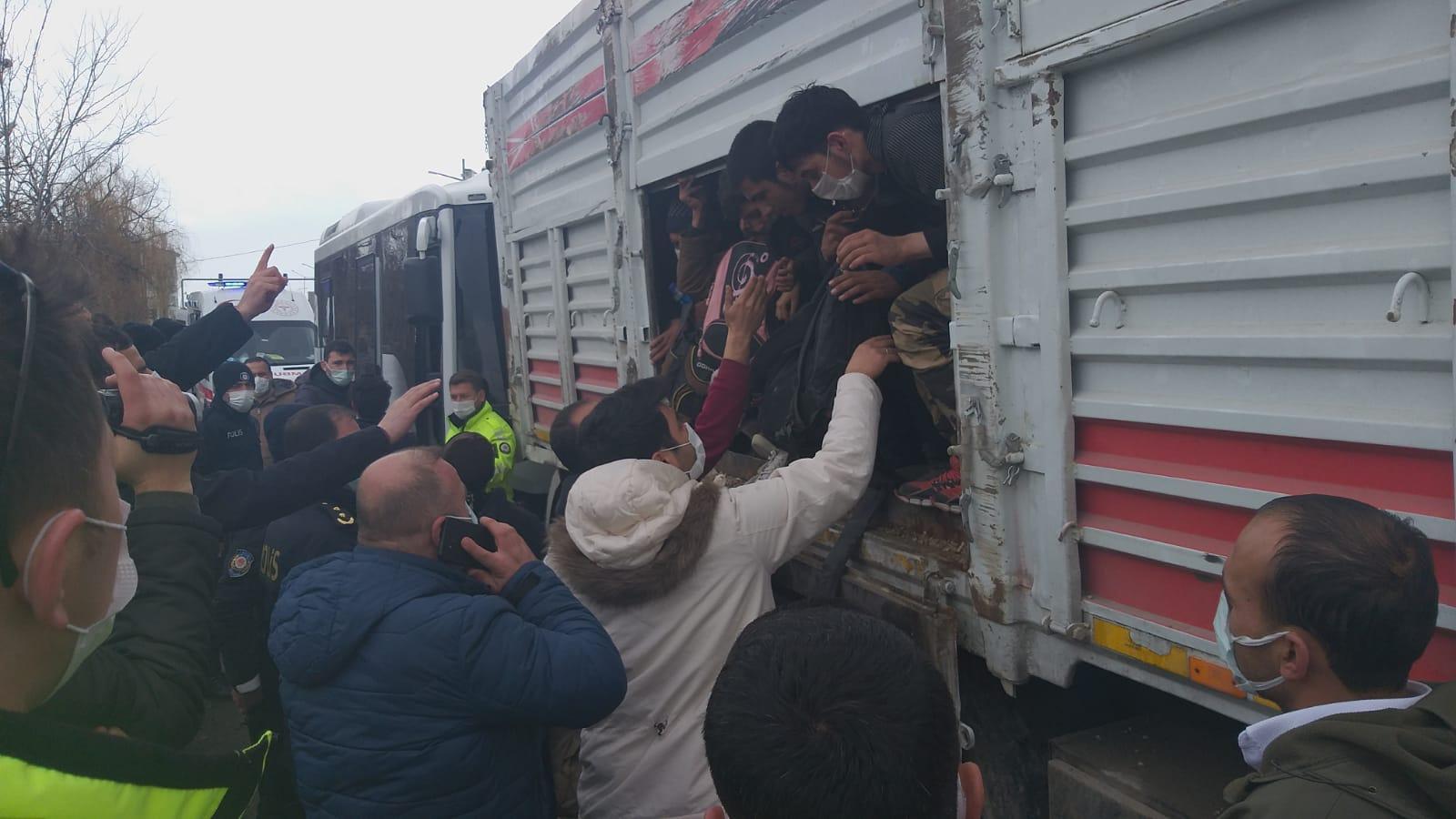 Vanda 1 kişinin öldüğü kaza sonrası TIRdan balık istifi 114 kaçak göçmen çıktı