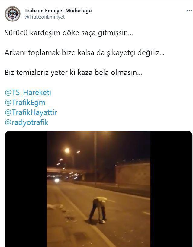 Elindeki kartonla yoldaki atıkları süpüren polise övgü