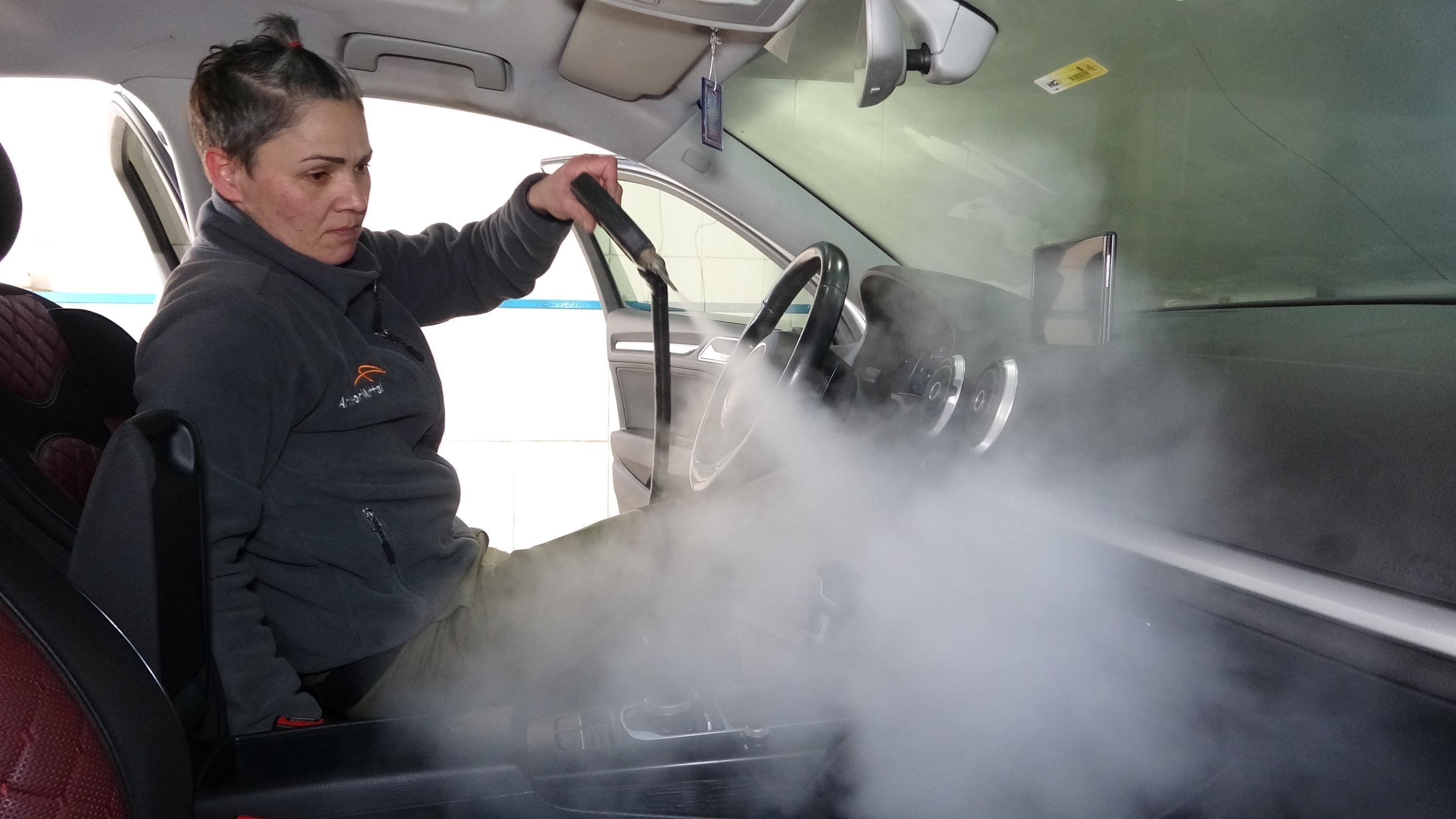 Kadın oto yıkamacıyı görenler şaşkınlık yaşıyor