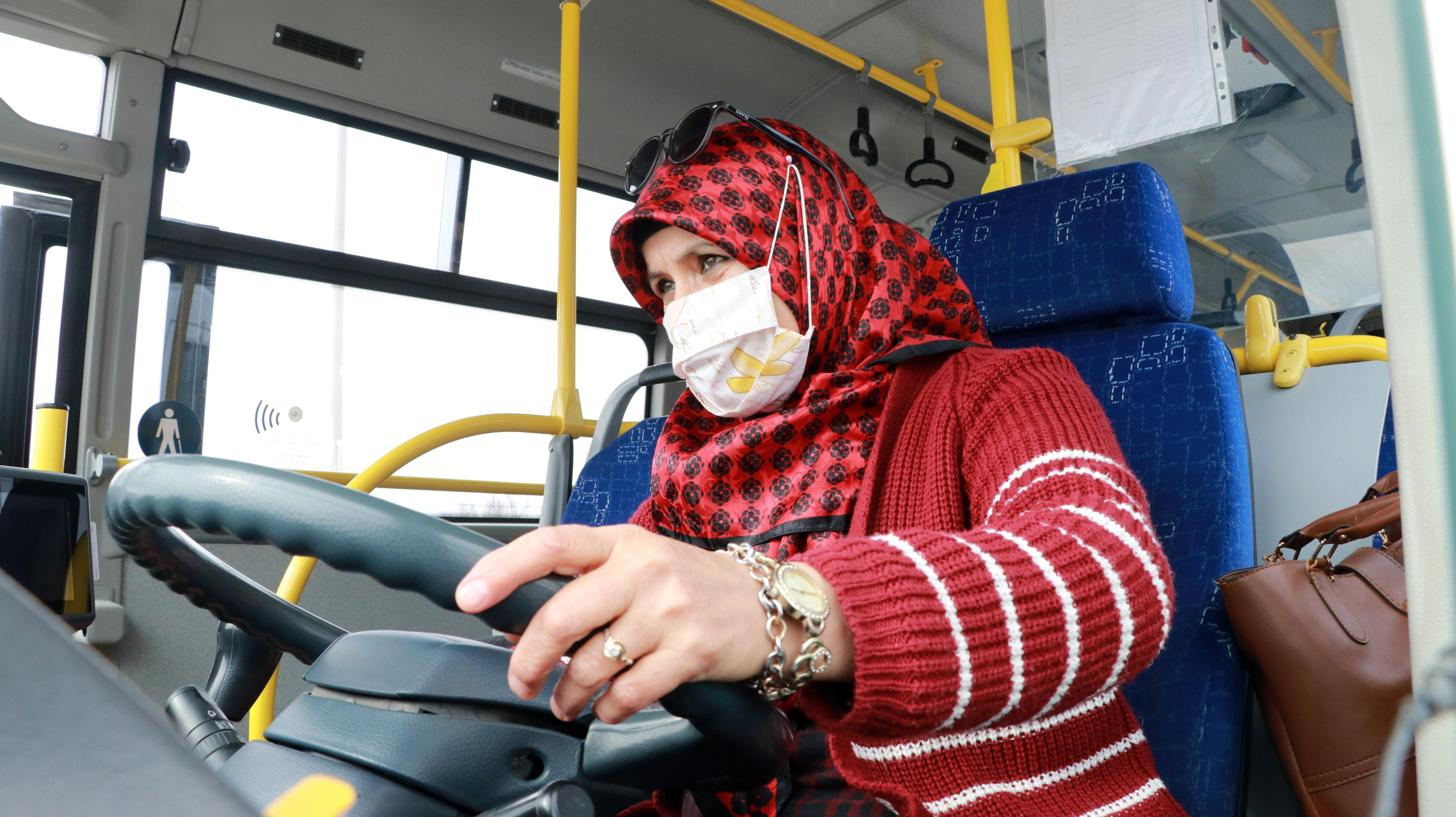 Kadın otobüs şoföründen Kadın isterse her işi başarıyla yapabilir mesajı