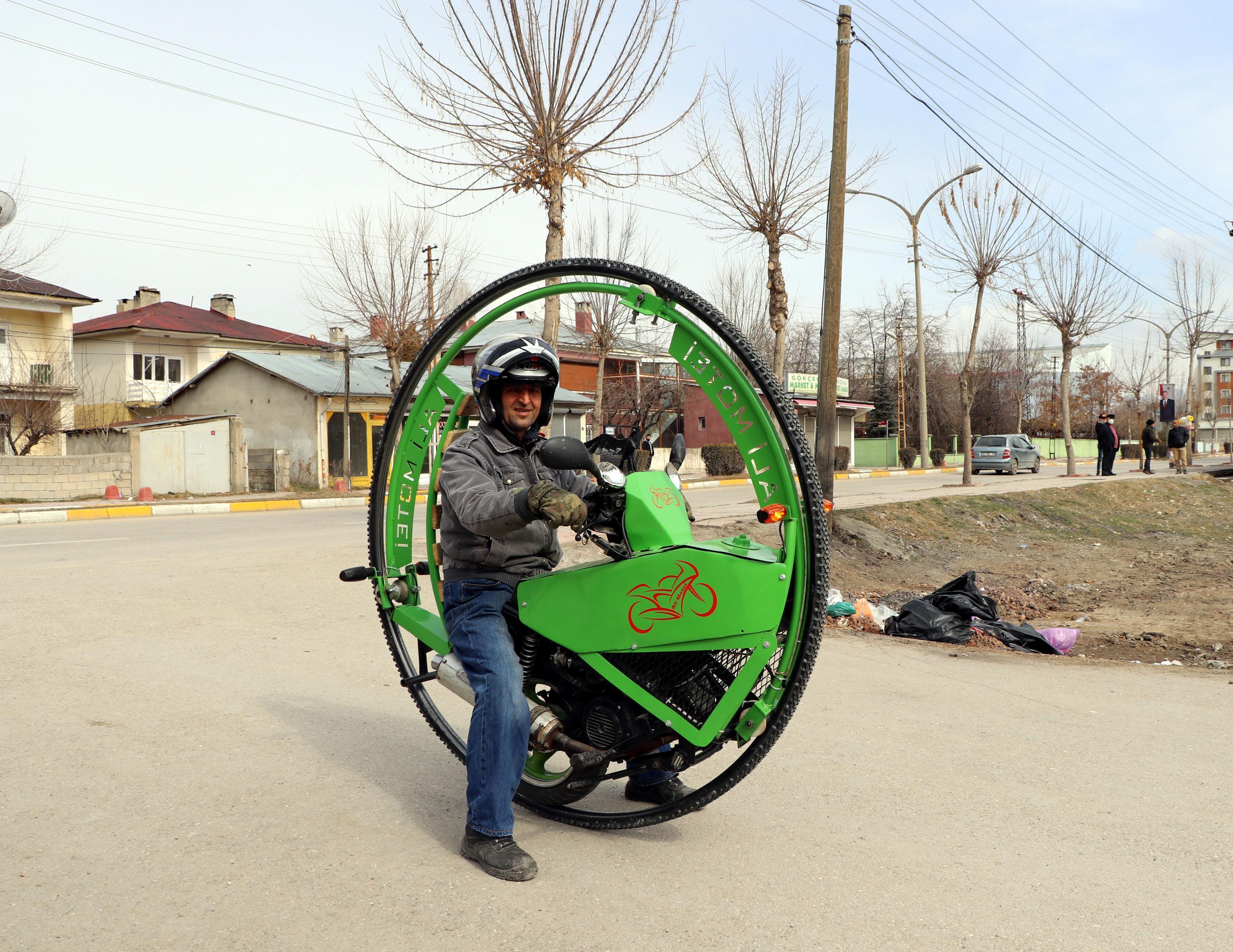 İranlı heykeltıraşın yaptığı tek tekerlekli motosiklet görenleri şaşırtıyor