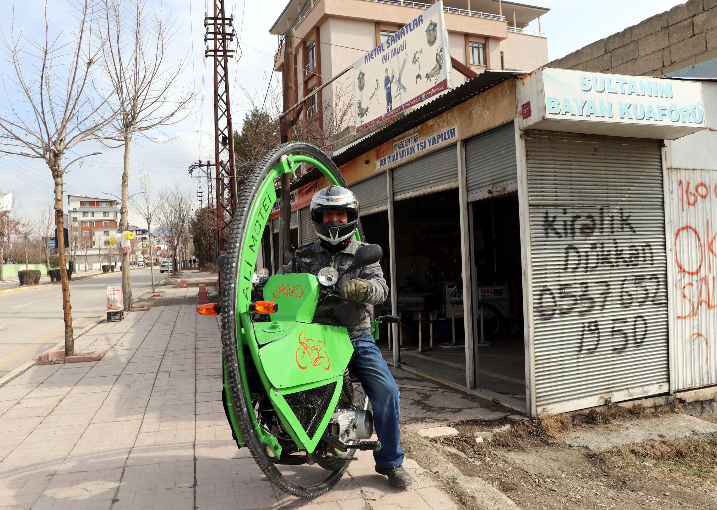 İranlı heykeltıraşın yaptığı tek tekerlekli motosiklet görenleri şaşırtıyor