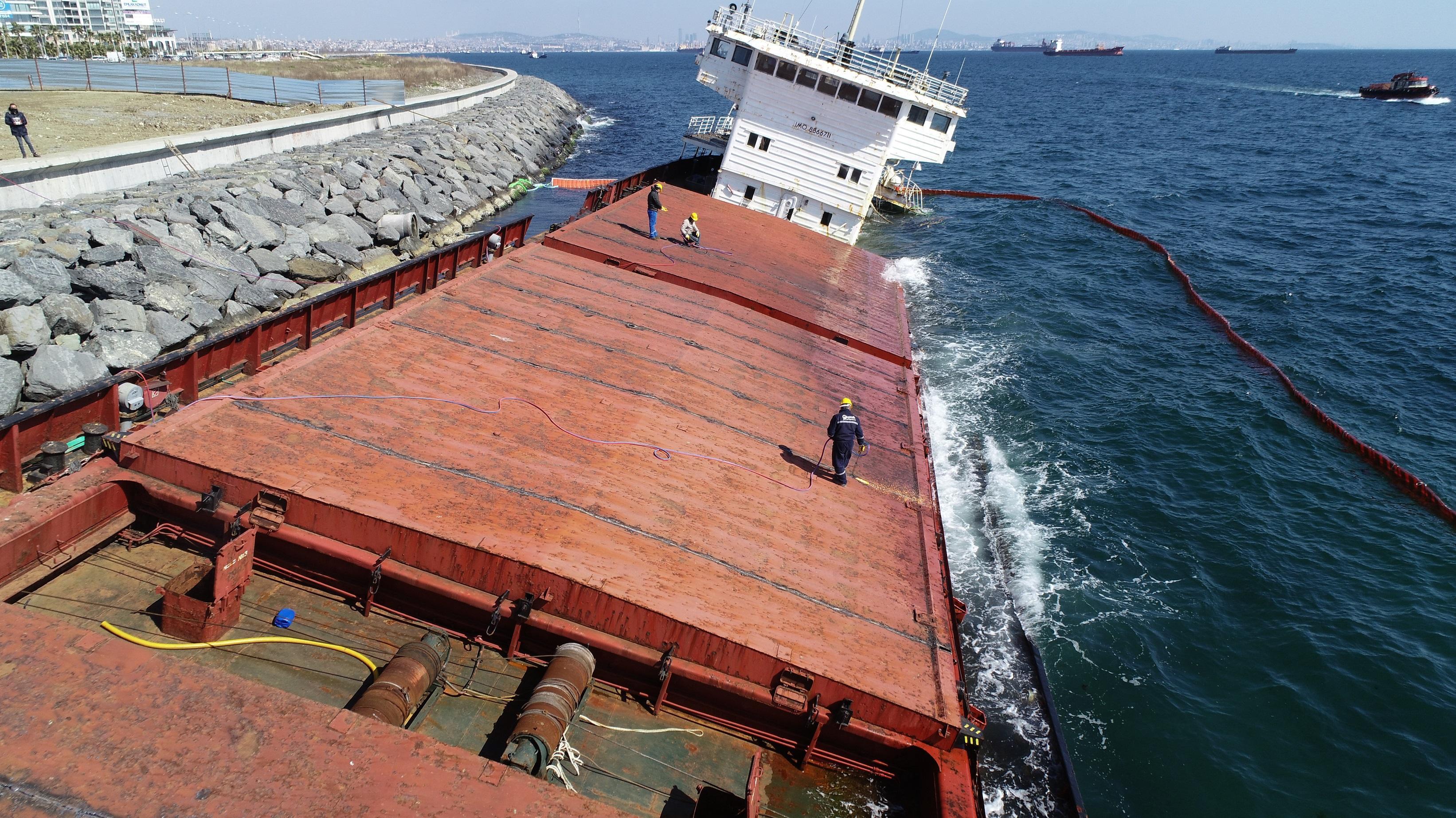 Zeytinburnu’nda karaya oturan gemi sökülerek parçalanıyor