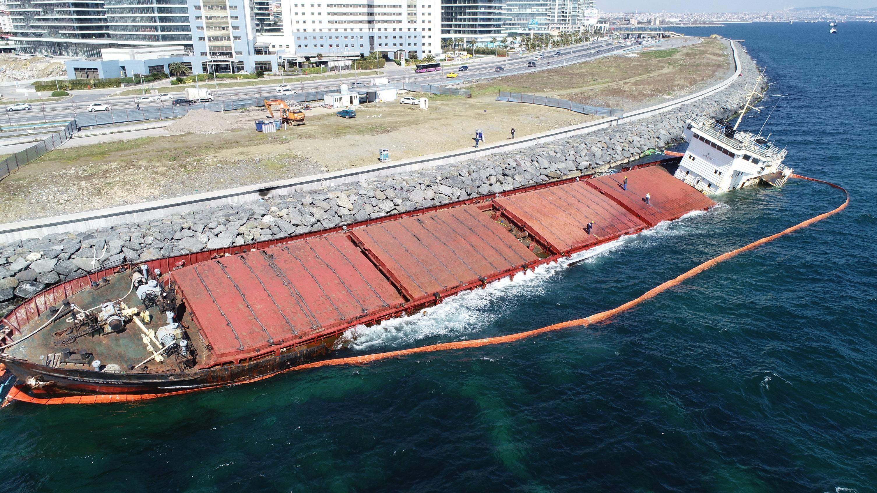 Zeytinburnu’nda karaya oturan gemi sökülerek parçalanıyor