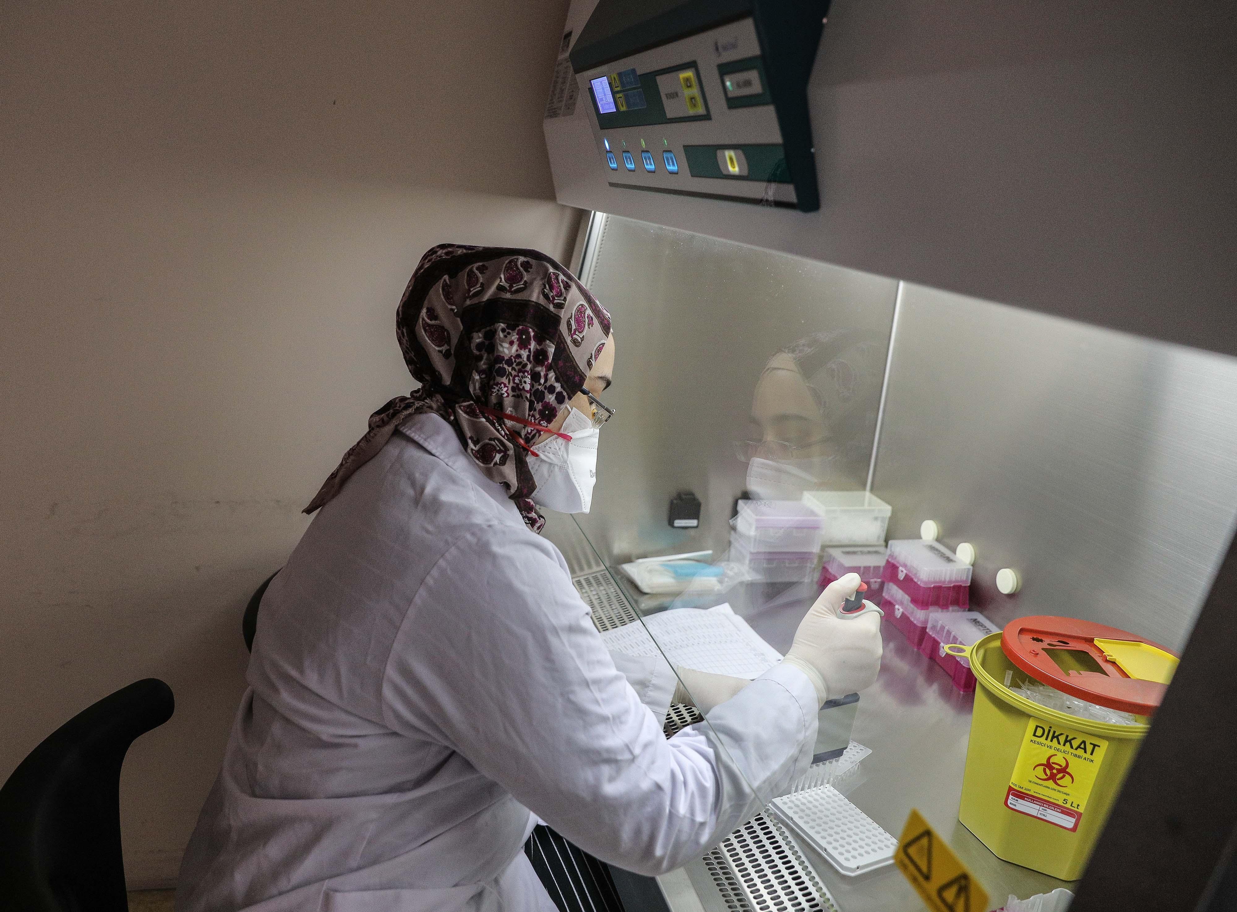 İstanbulun en büyük koronavirüs test laboratuvarı... Günde 10 bin test yapılıyor