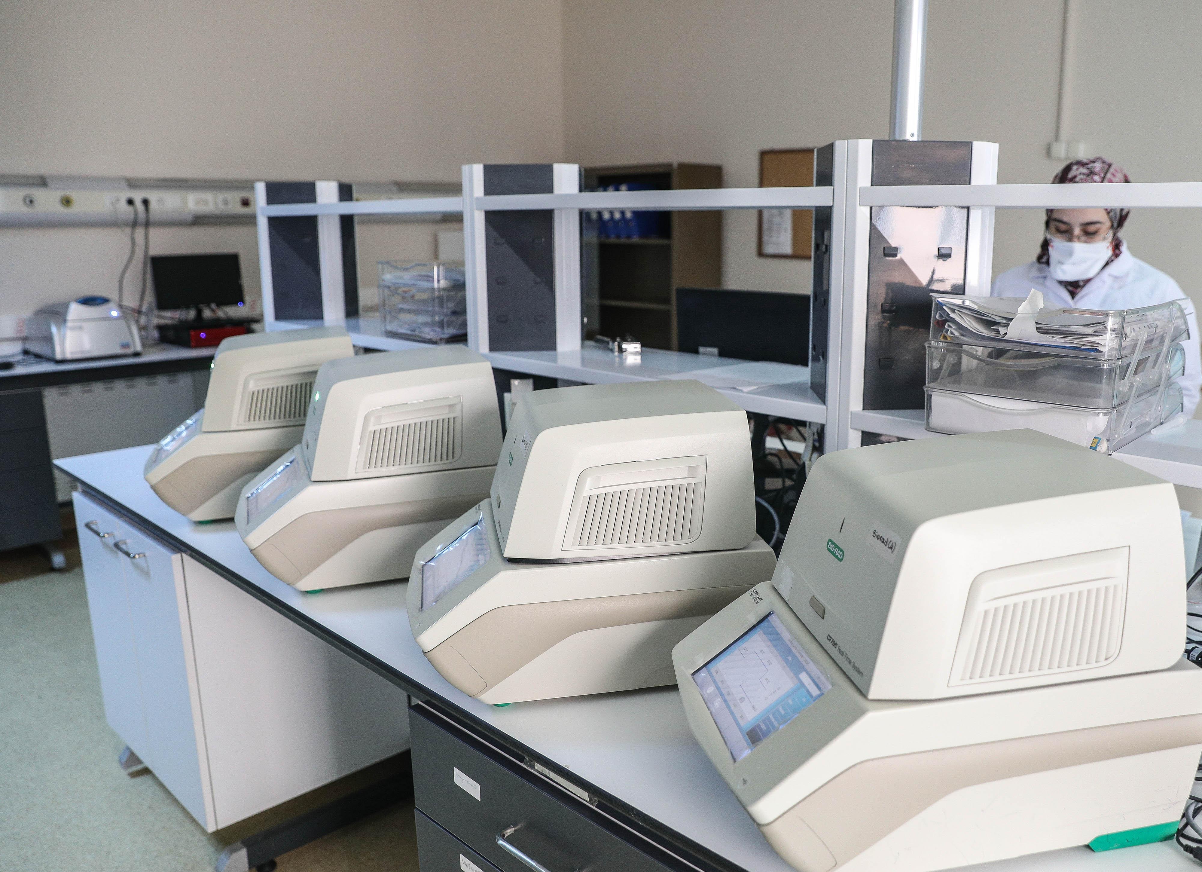 İstanbulun en büyük koronavirüs test laboratuvarı... Günde 10 bin test yapılıyor