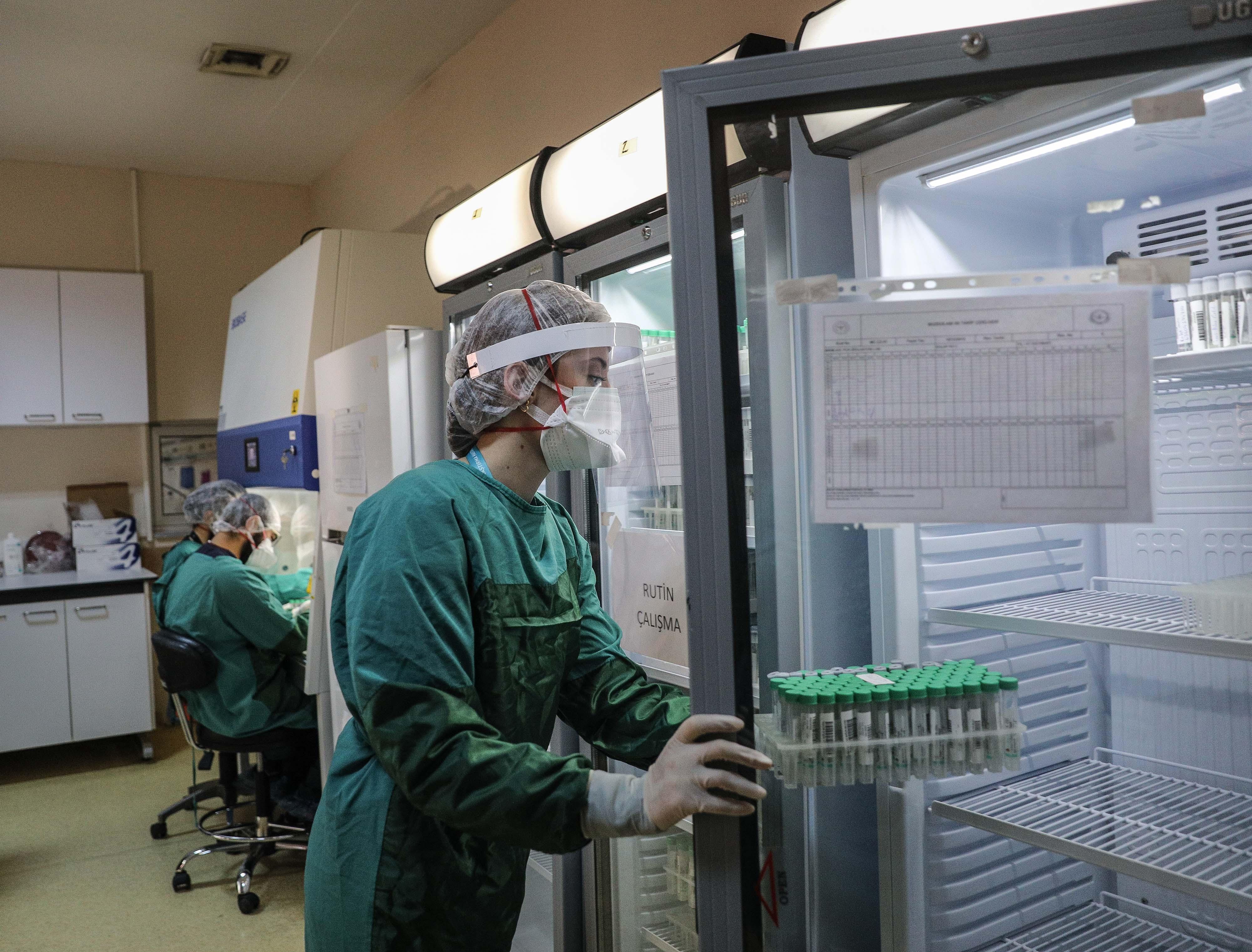 İstanbulun en büyük koronavirüs test laboratuvarı... Günde 10 bin test yapılıyor