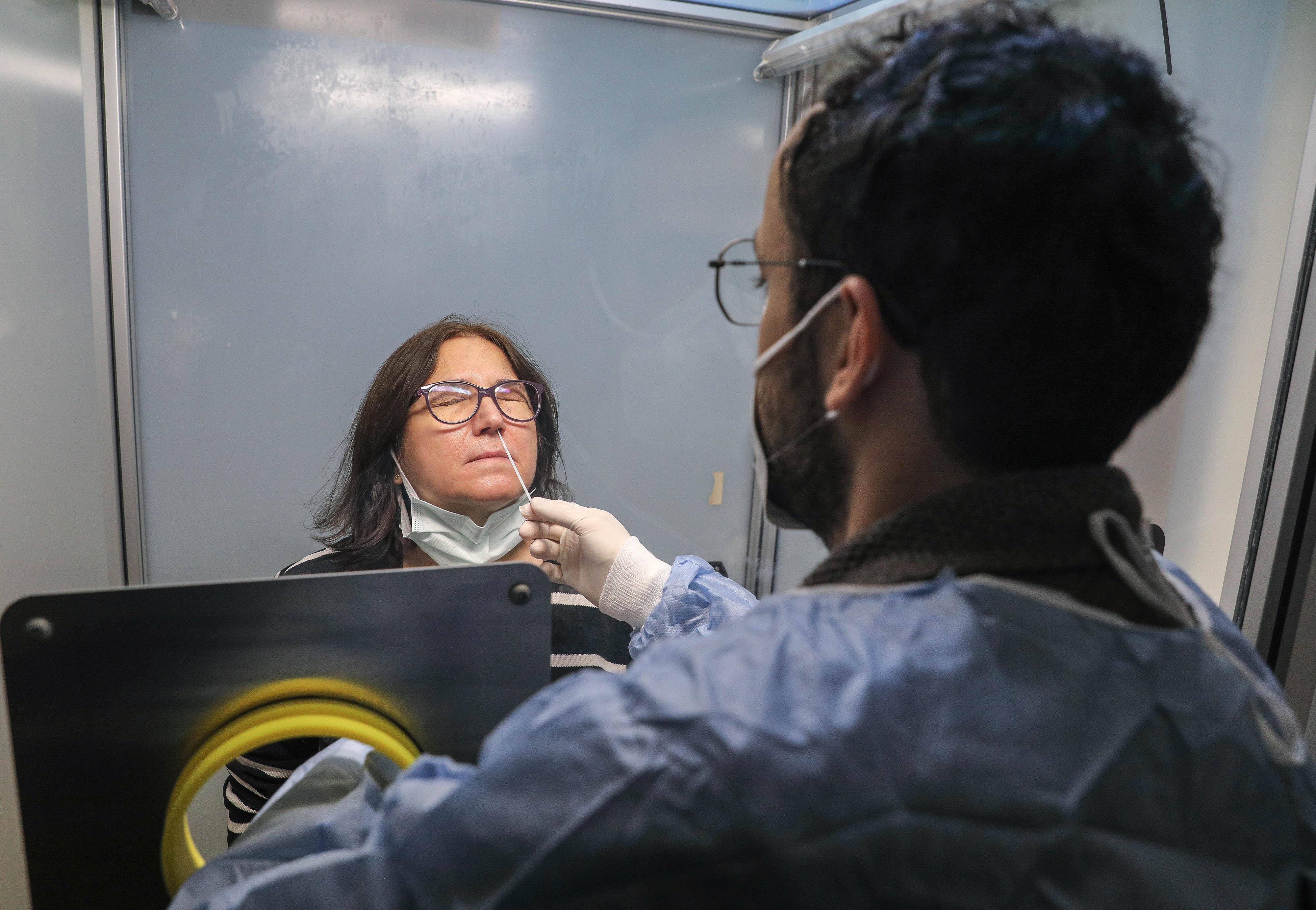 İstanbulun en büyük koronavirüs test laboratuvarı... Günde 10 bin test yapılıyor