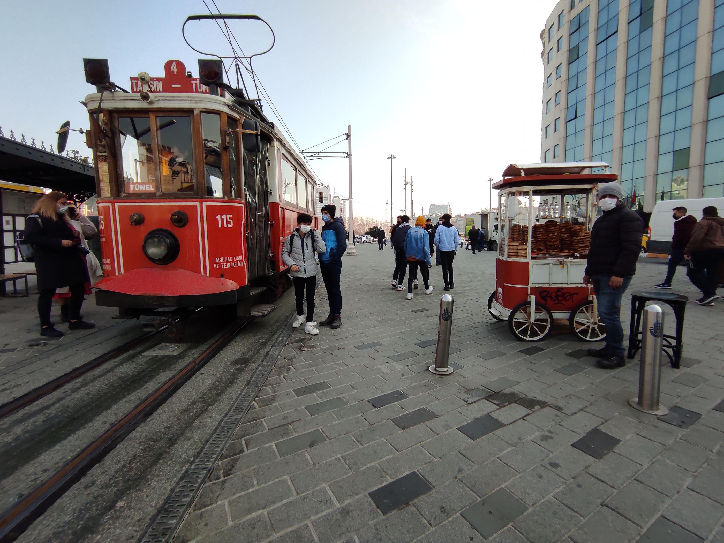 Taksimin simgesi simitçiler, 6 aylık aradan sonra tezgahlarının başına geçti