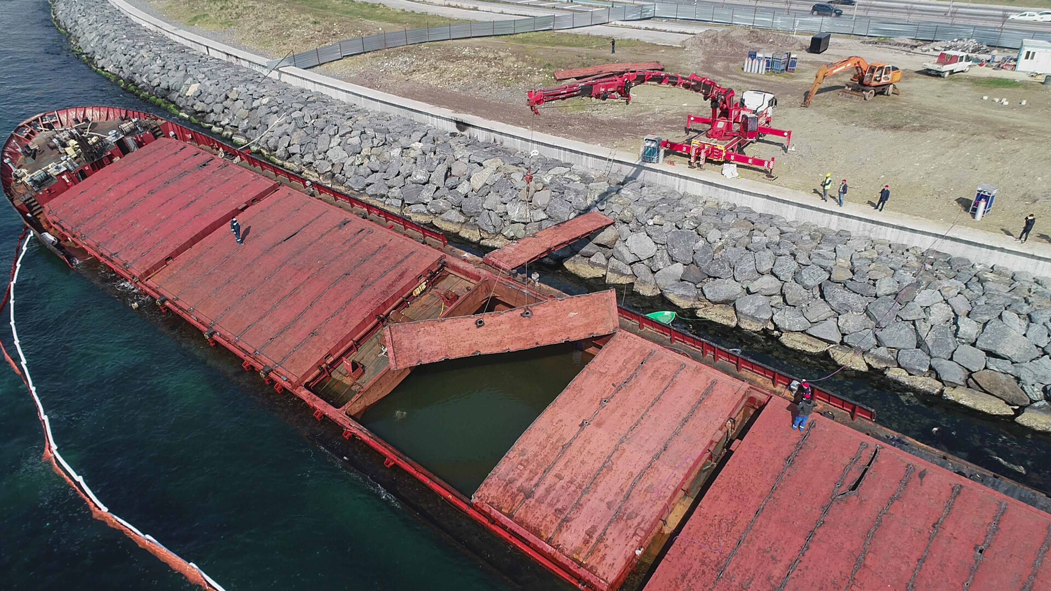 Zeytinburnunda karaya oturan geminin sökülen parçaları karaya taşınıyor