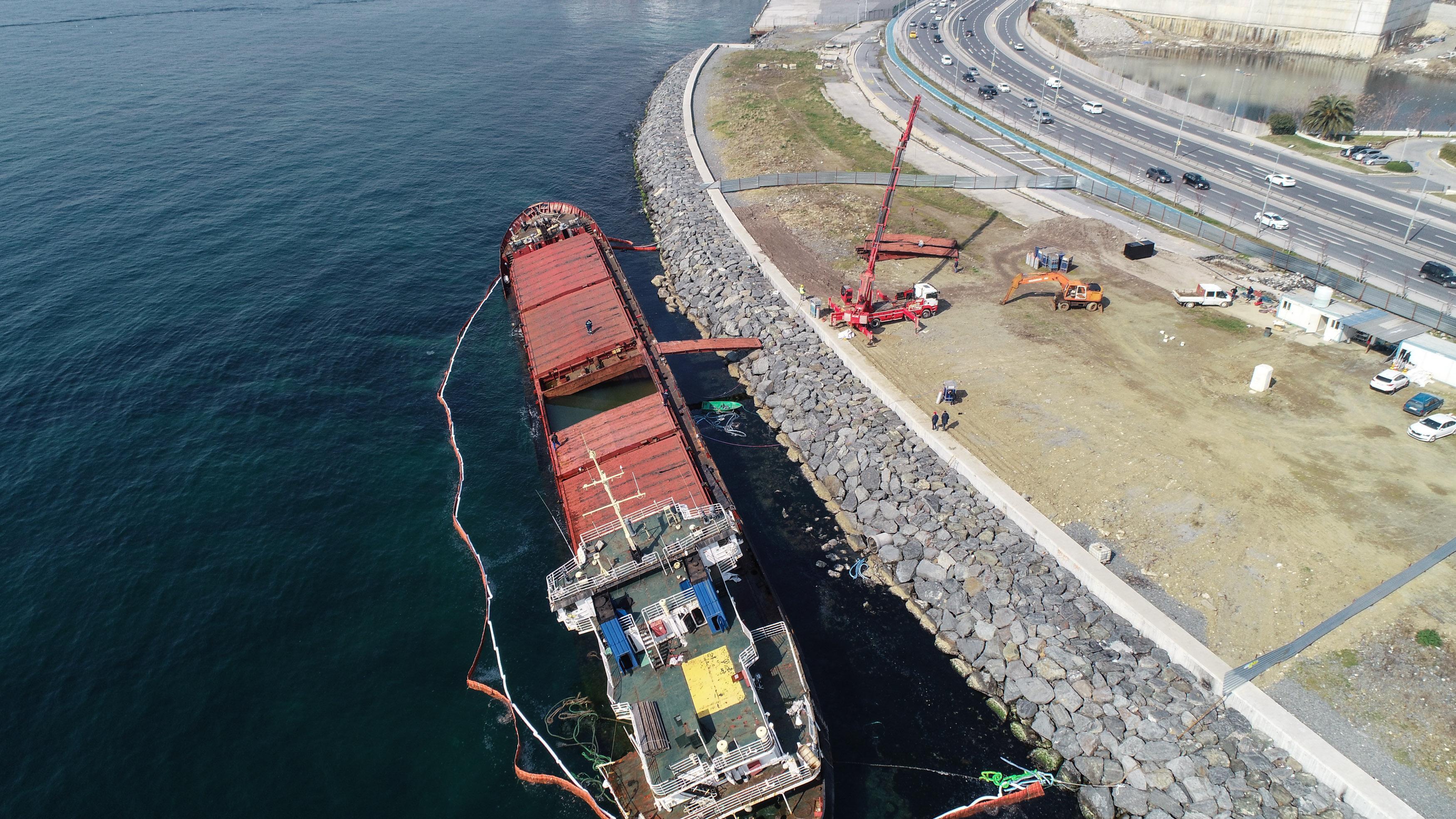 Zeytinburnunda karaya oturan geminin sökülen parçaları karaya taşınıyor