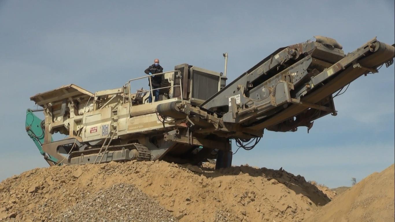 Taş kırma makinesinin haznesine düşen operatör öldü