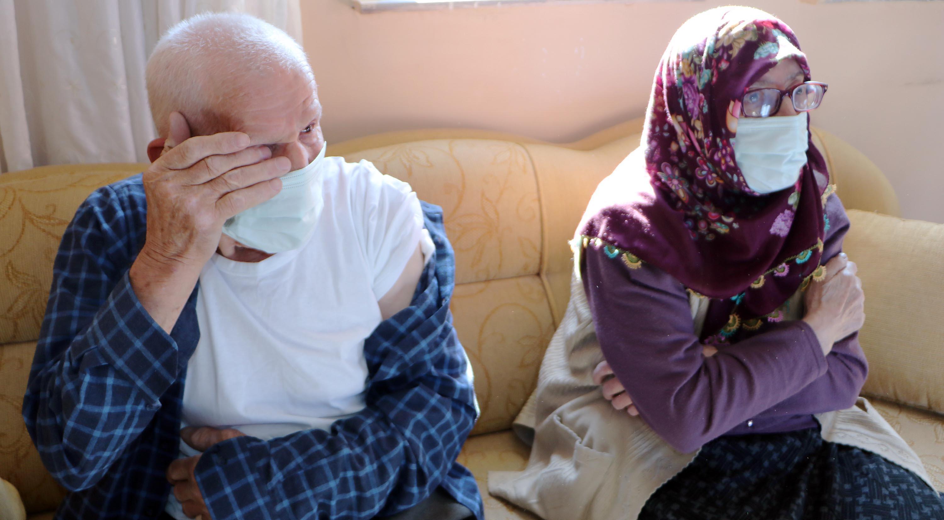 Aşı ekibini gören Sıddık dedenin sevinç gözyaşları