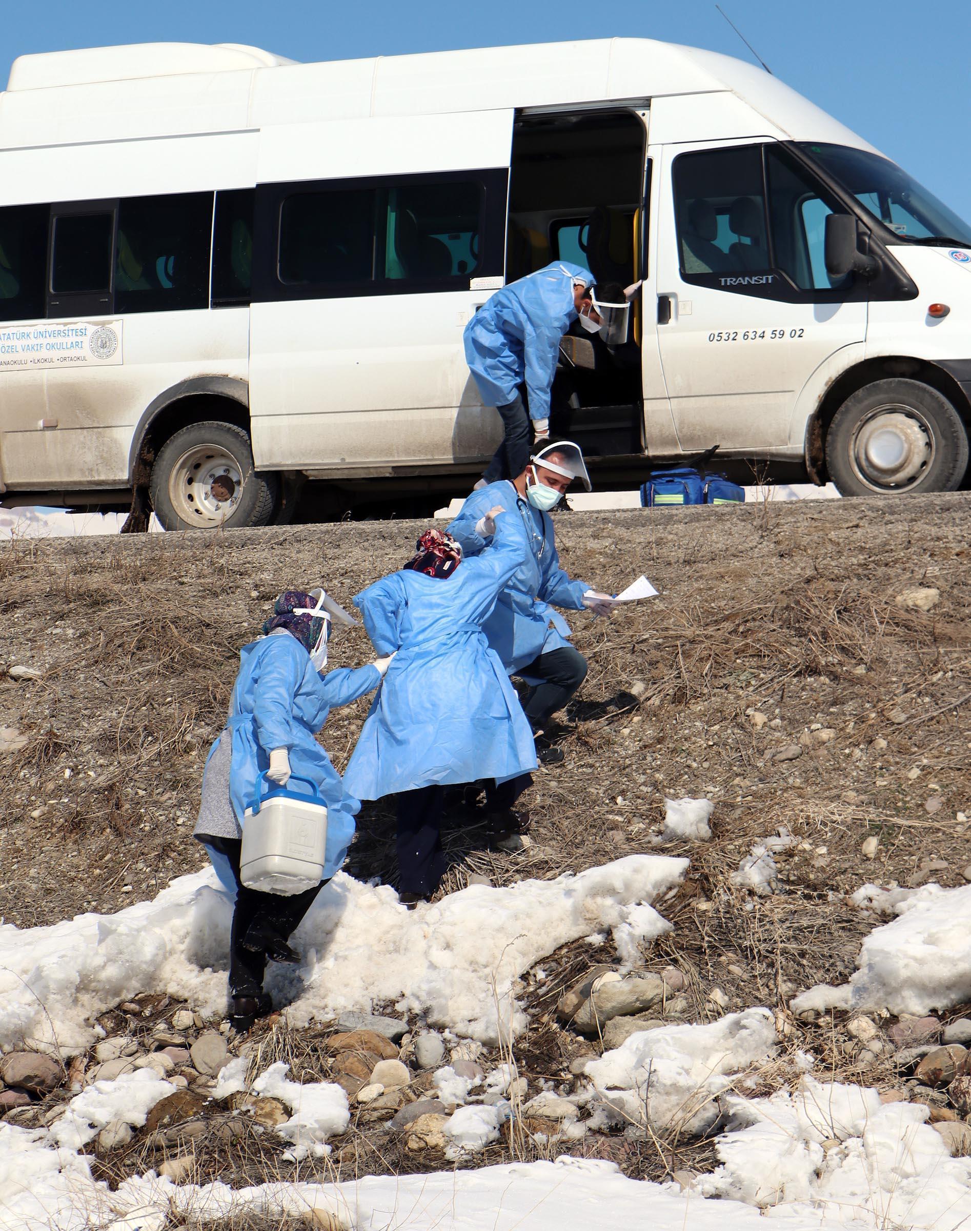 Aşı ekibini gören Sıddık dedenin sevinç gözyaşları