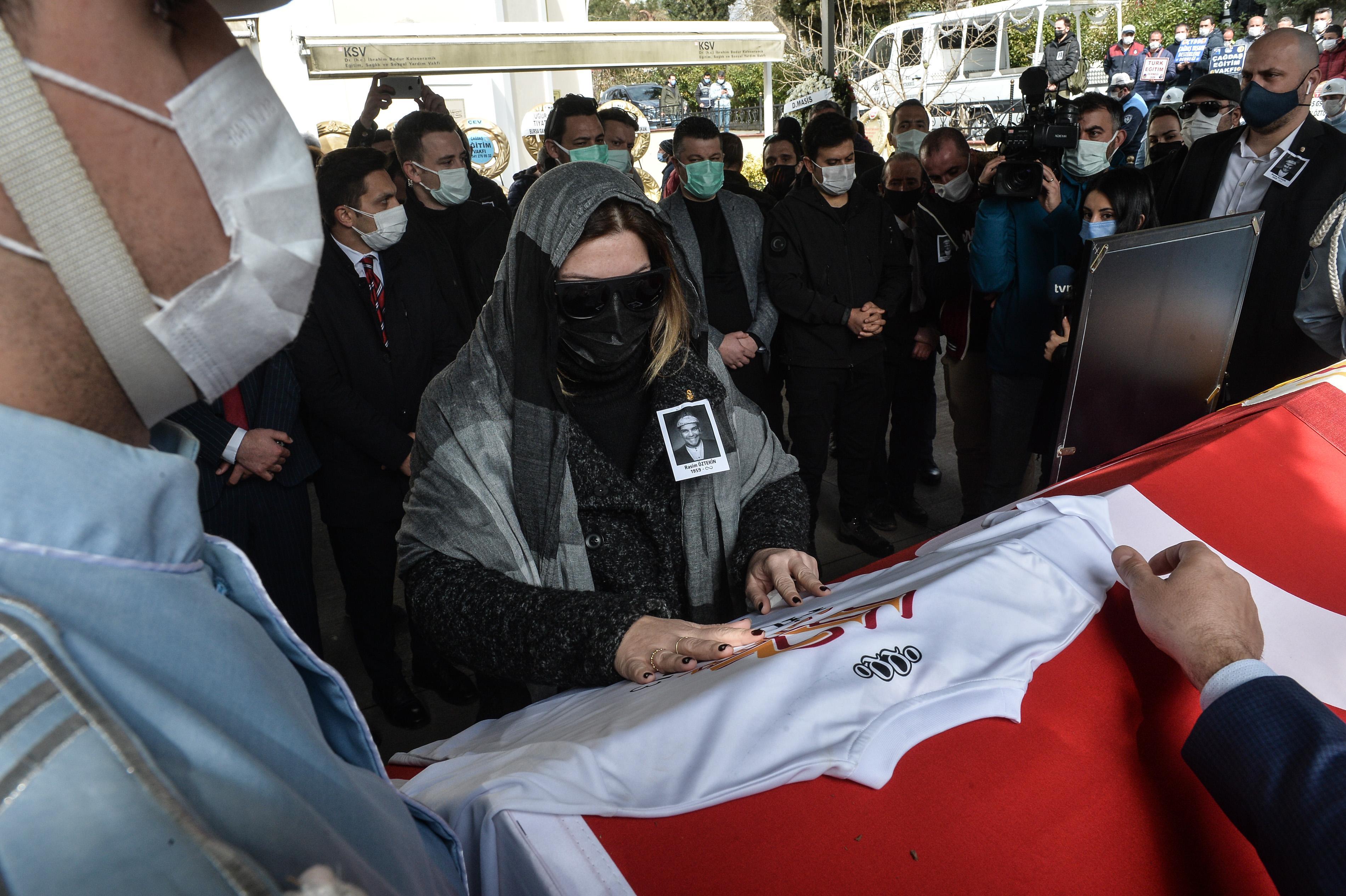 Usta Oyuncu Rasim Öztekin son yolculuğuna uğurlandı