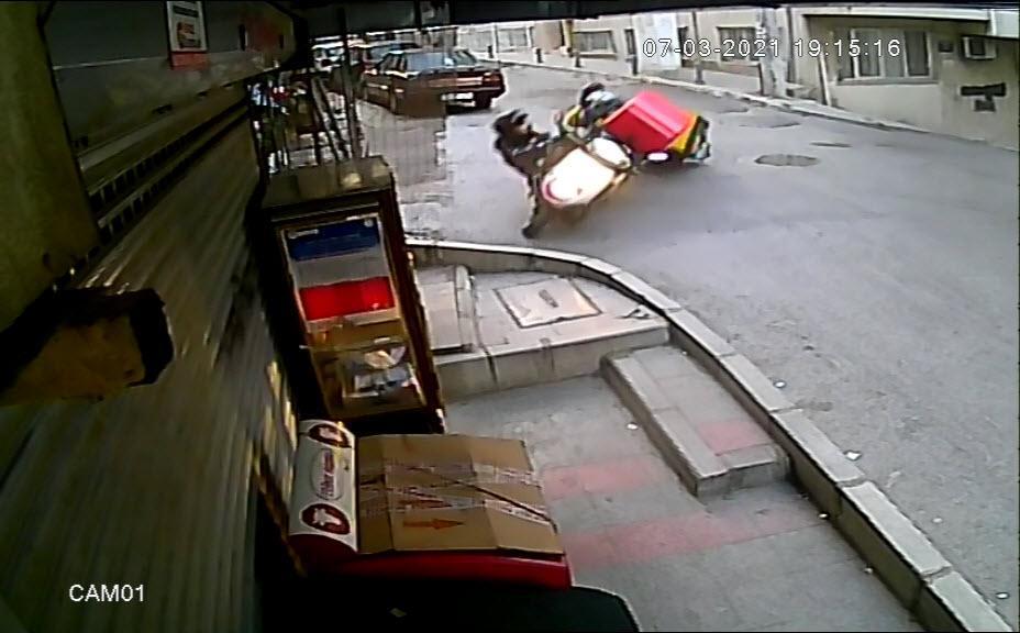 Kafa kafaya çarpışan motosikletli iki kuryeyi kask kurtardı; o anlar kamerada