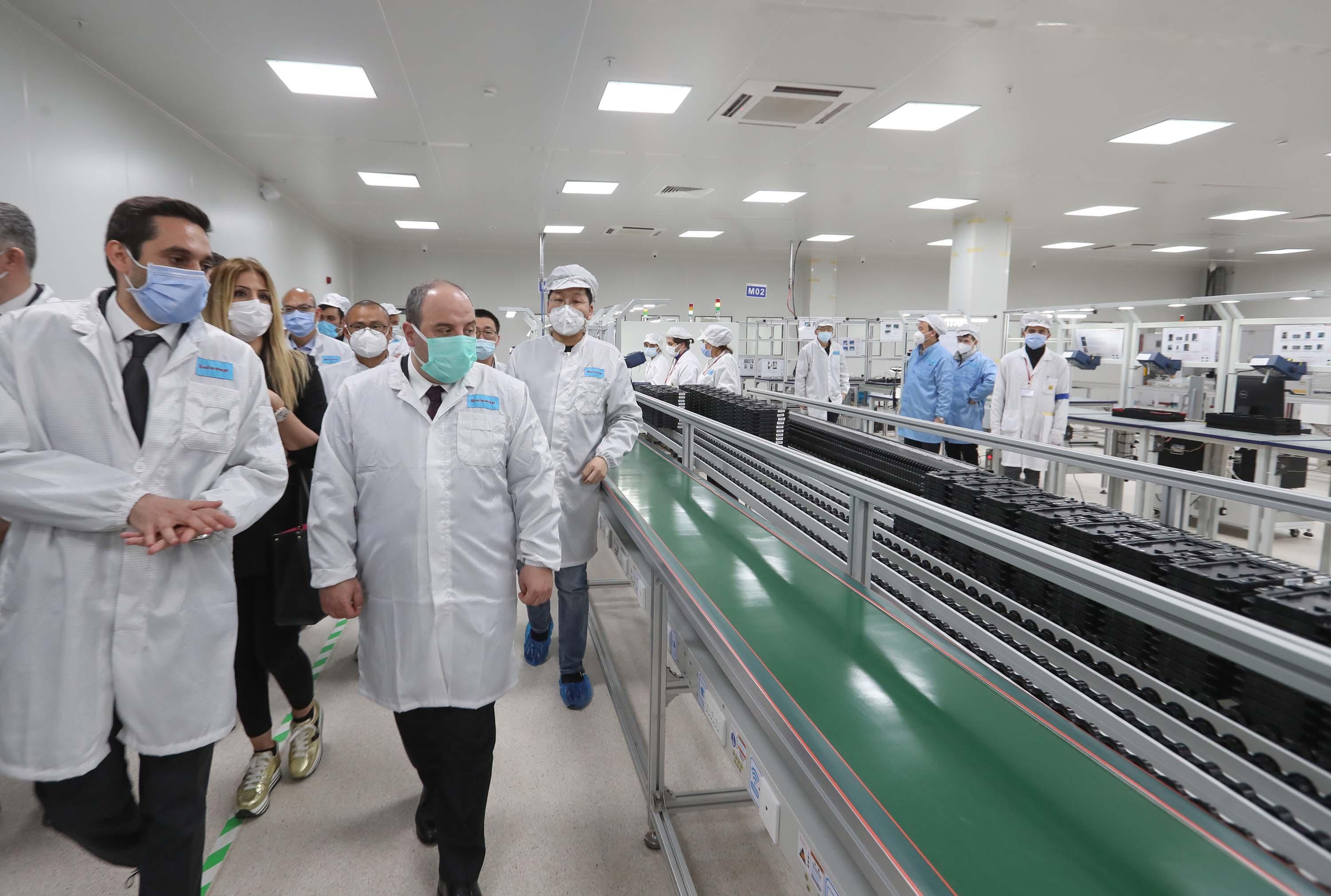 Bakan Varank: Xiaominin fabrikasında üretilen telefonlar, Türkiyede satılacak