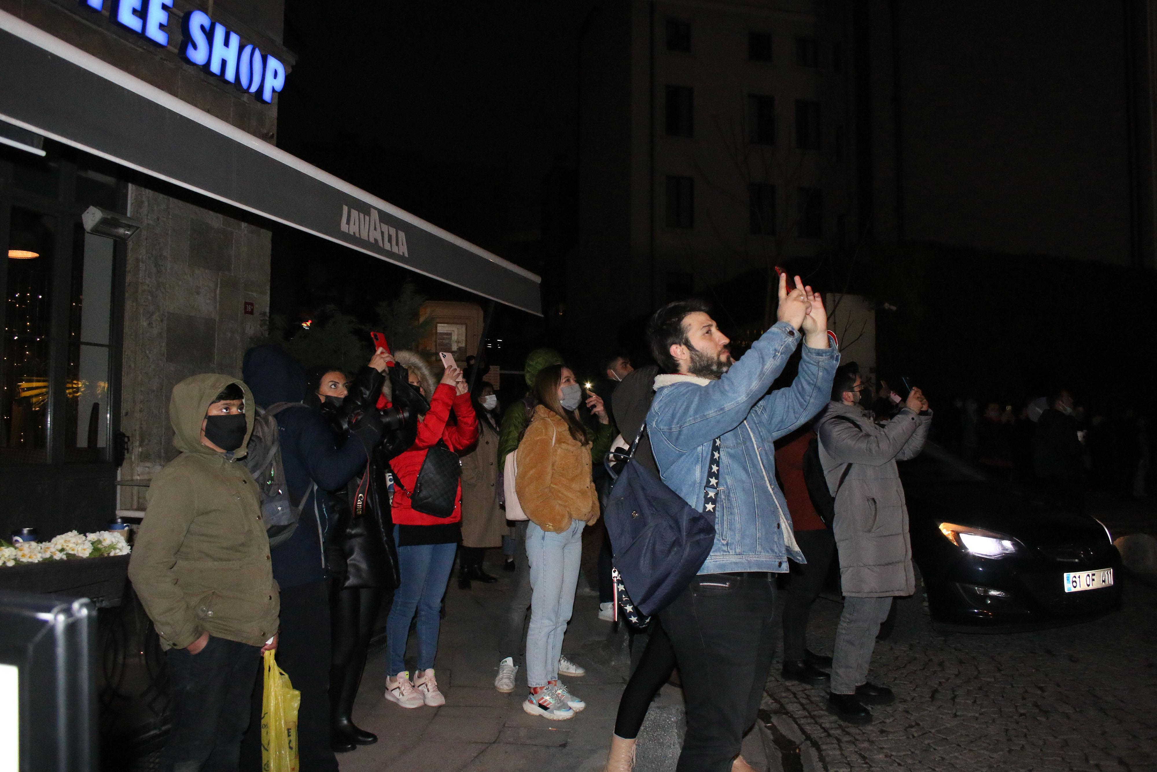 İstiklal Marşının kabulünün 100üncü yılına özel Galata Kulesinde video mapping gösterisi